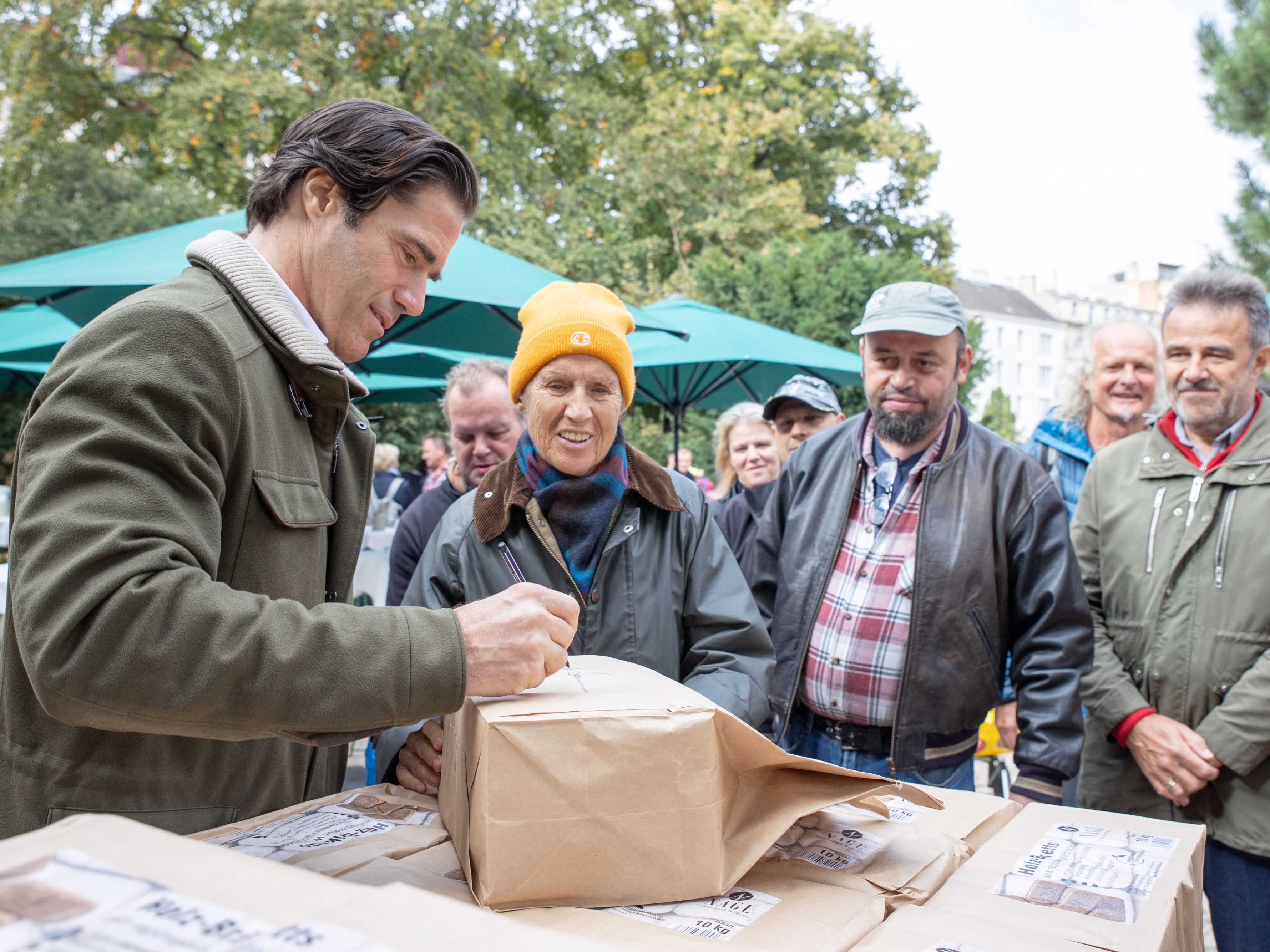 Tassilo Wallentin verschenkte vor der BP-Wahl Brennholz in Wien. Tassilo Wallentin verschenkte vor der BP-Wahl Brennholz in Wien.