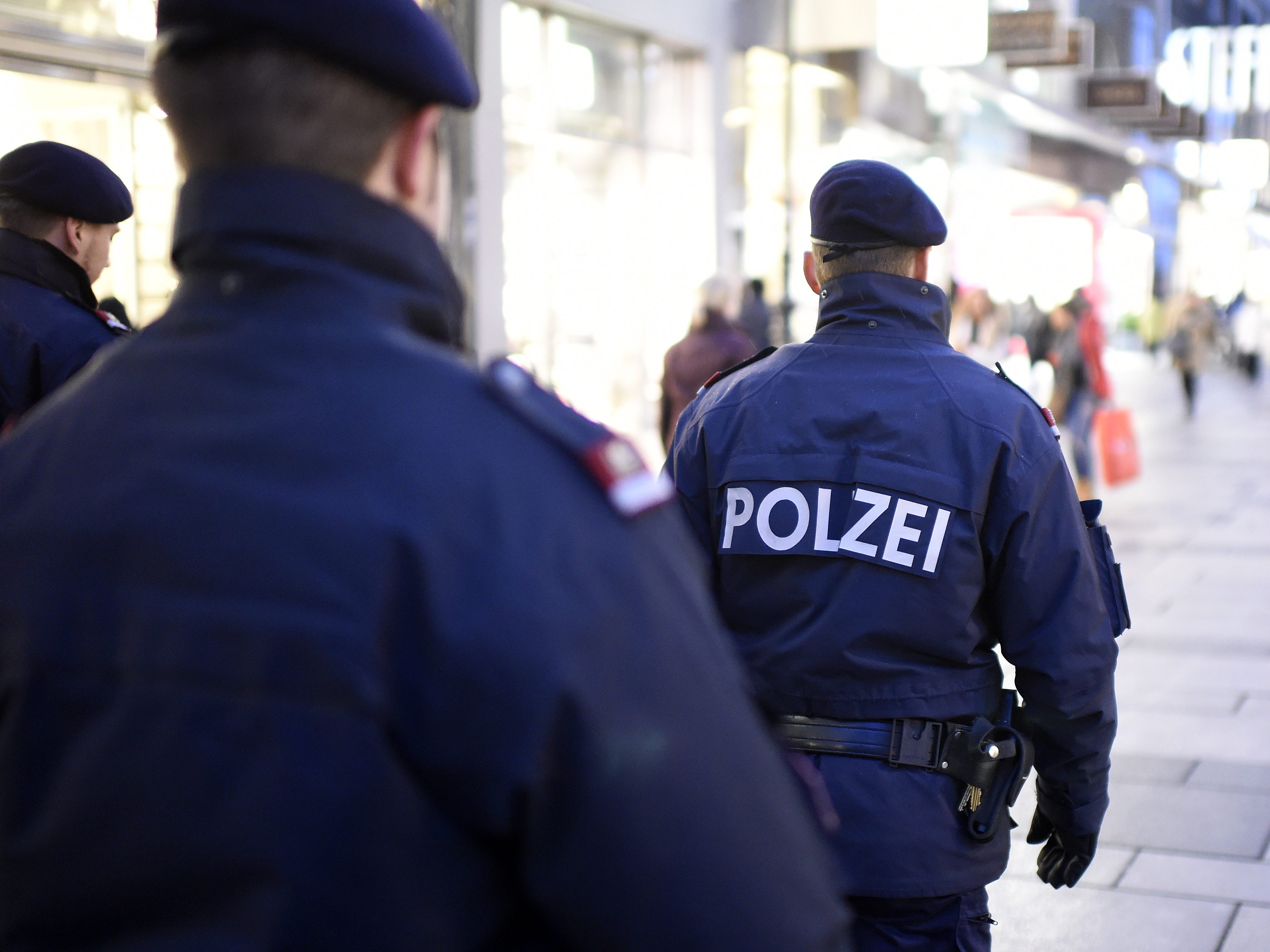 In einer Bankfiliale in der Wiener Kärntner Straße wurde eine Frau mit dem Umbringen bedroht.