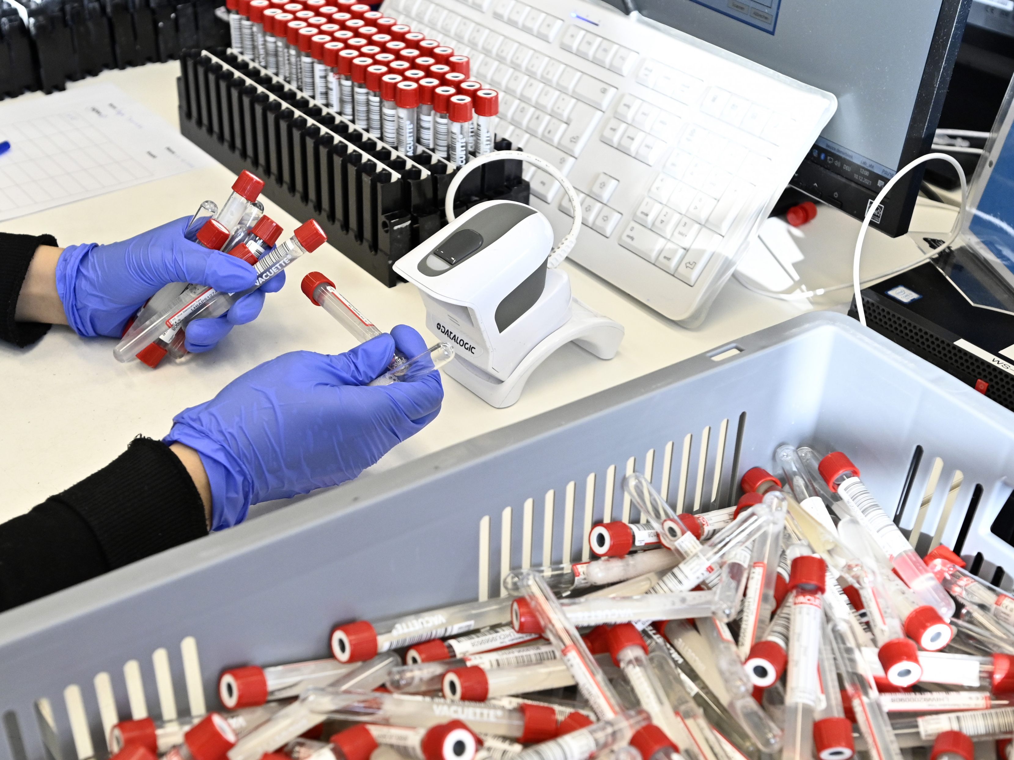 Die Zahl der Neuinfektionen mit dem Coronavirus geht weiter zurück. Die Zahl der Neuinfektionen mit dem Coronavirus geht weiter zurück.