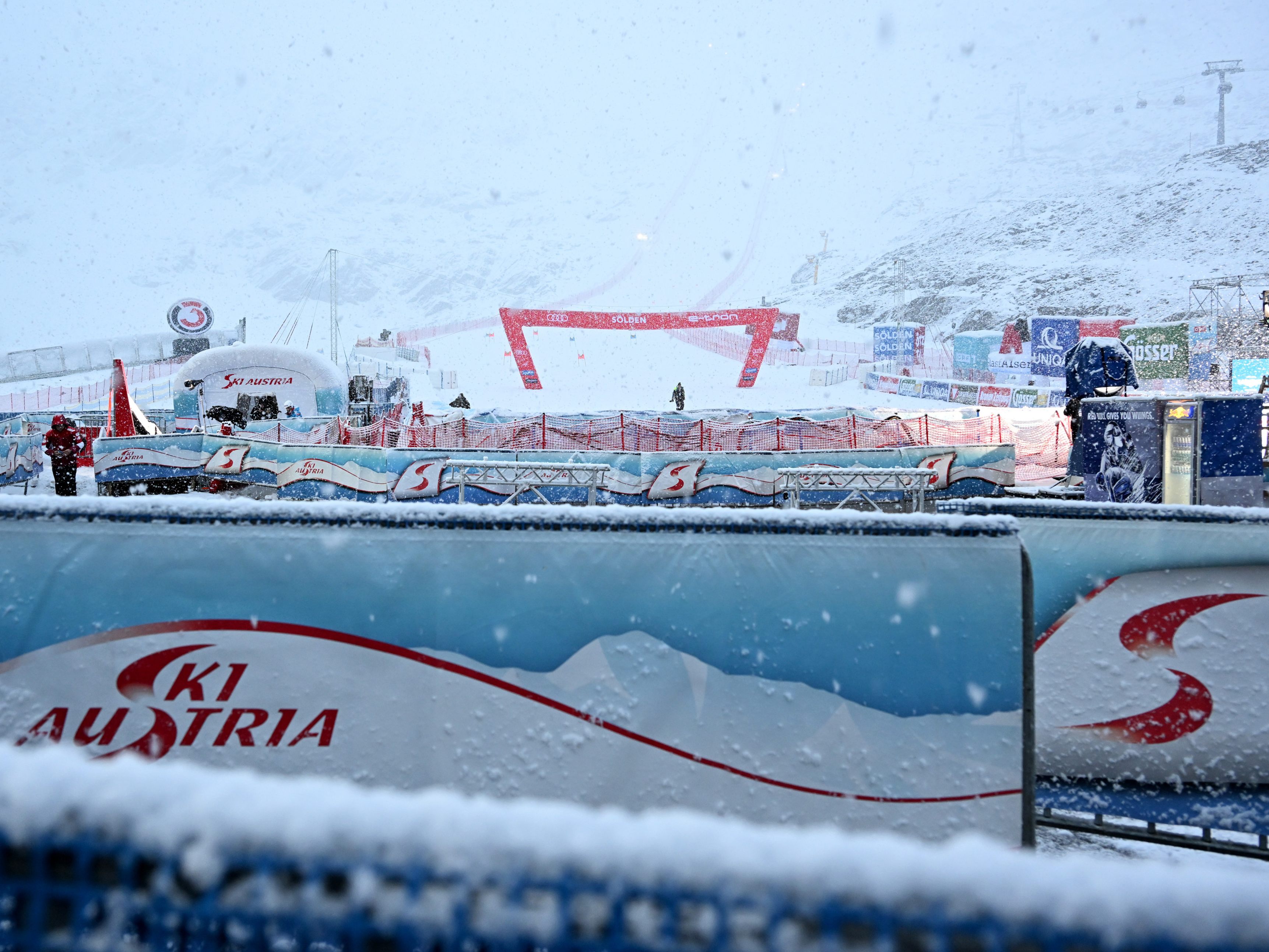 Der Riesentorlauf der Frauen in Sölden wurde wetterbedingt abgesagt. Der Riesentorlauf der Frauen in Sölden wurde wetterbedingt abgesagt.