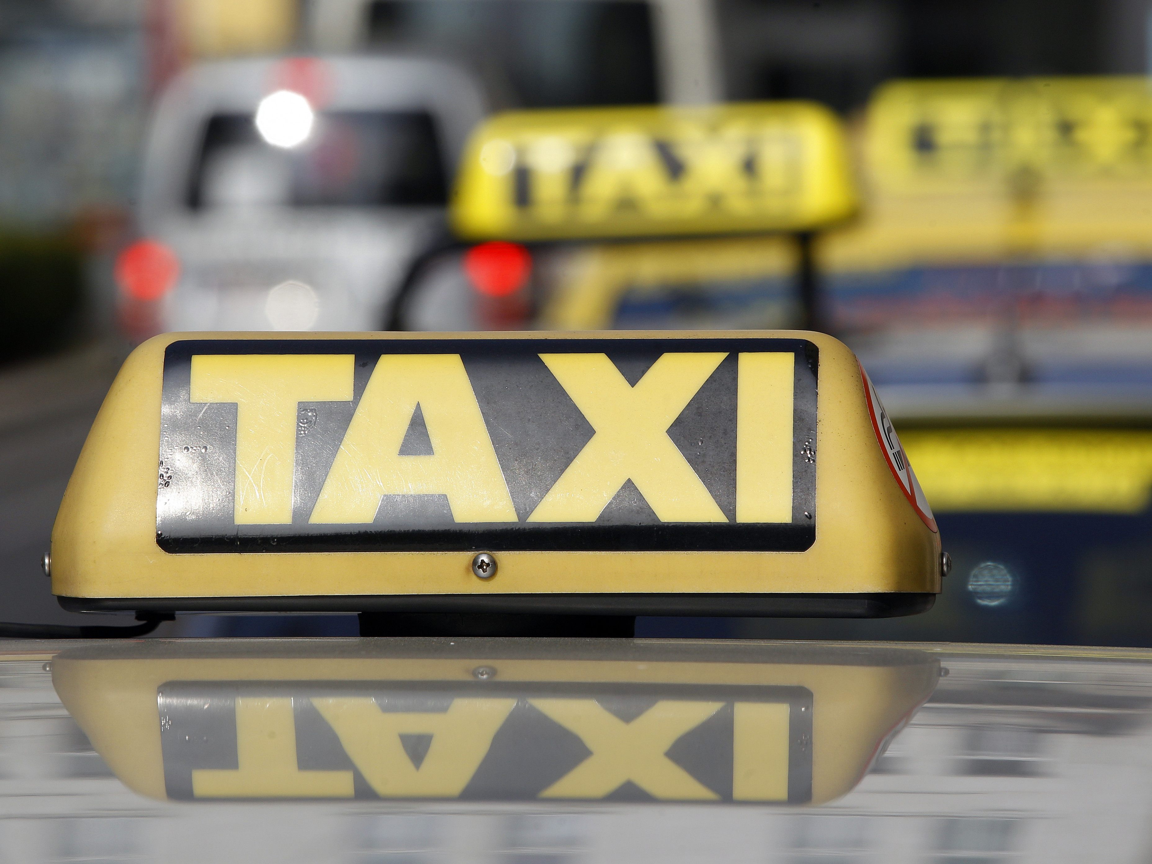 Ein Wiener Taxifahrer weigerte sich, einen Räuber bei der Flucht zu helfen.