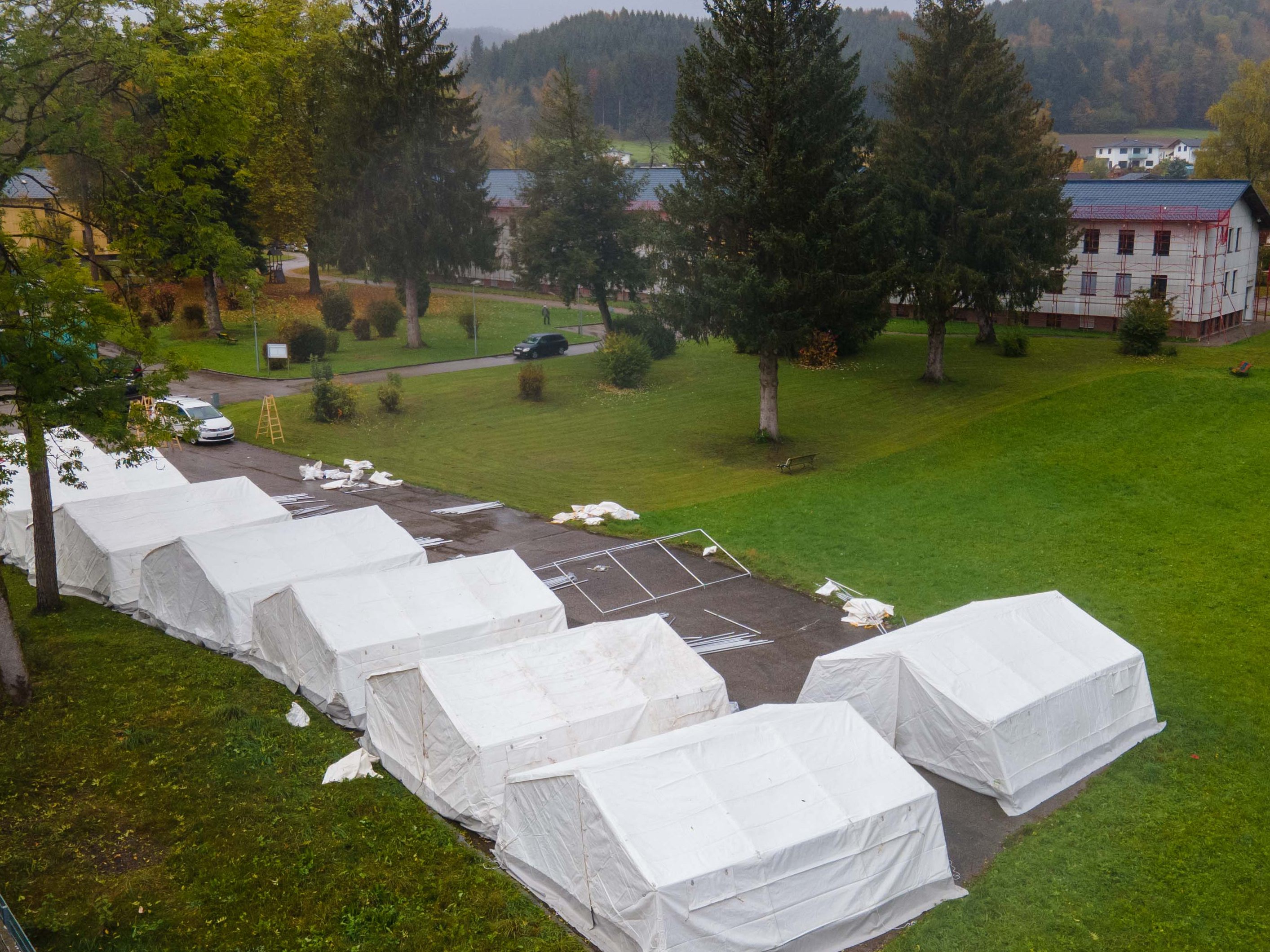 Die ersten 25 Zelte für Flüchtlinge in Österreich stehen. Die ersten 25 Zelte für Flüchtlinge in Österreich stehen.