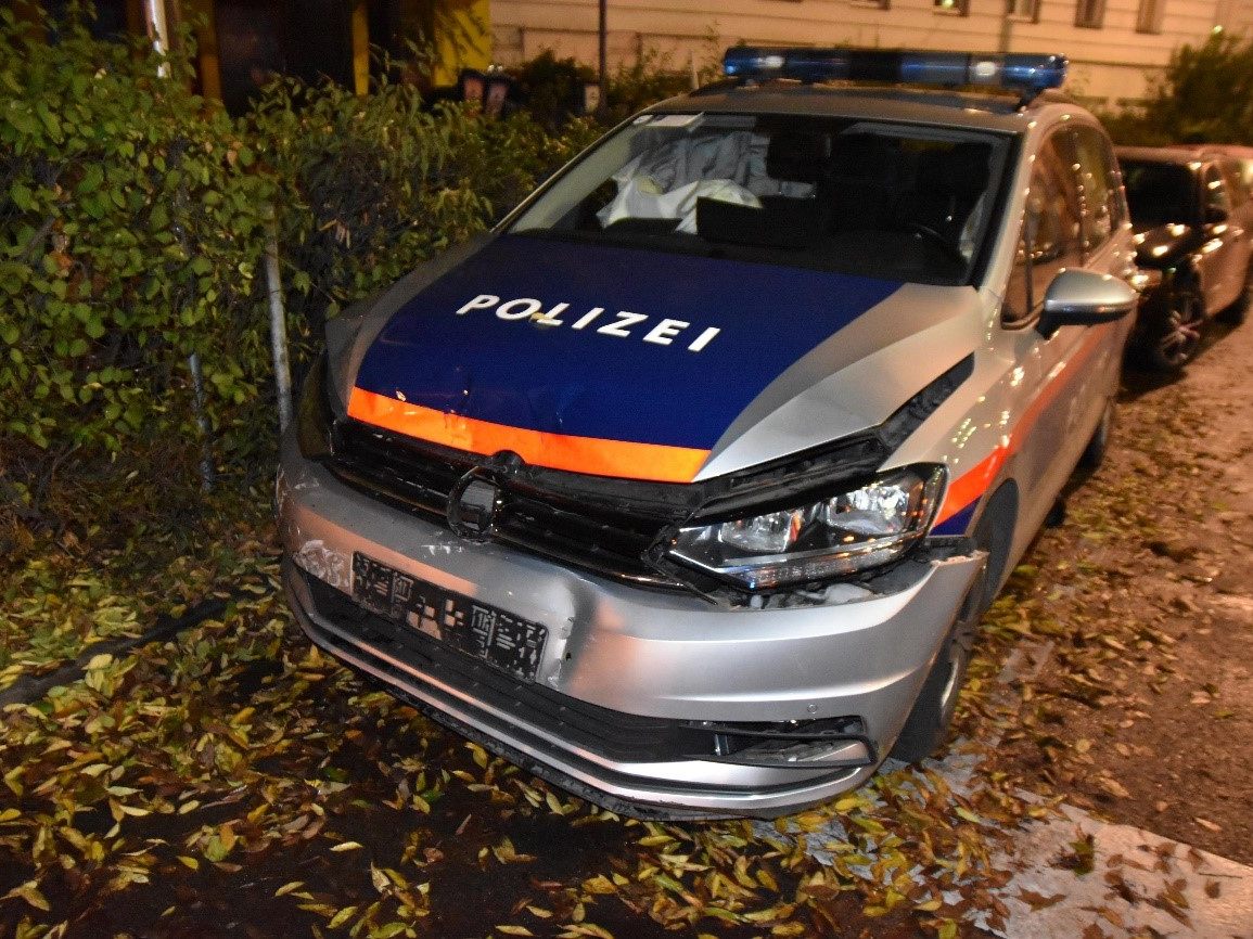 In Wien-Alsergrund kam es am Wochenende zu einem Unfall, bei dem eine Drogenlenkerin in ein Polizeiauto krachte. In Wien-Alsergrund kam es am Wochenende zu einem Unfall, bei dem eine Drogenlenkerin in ein Polizeiauto krachte.
