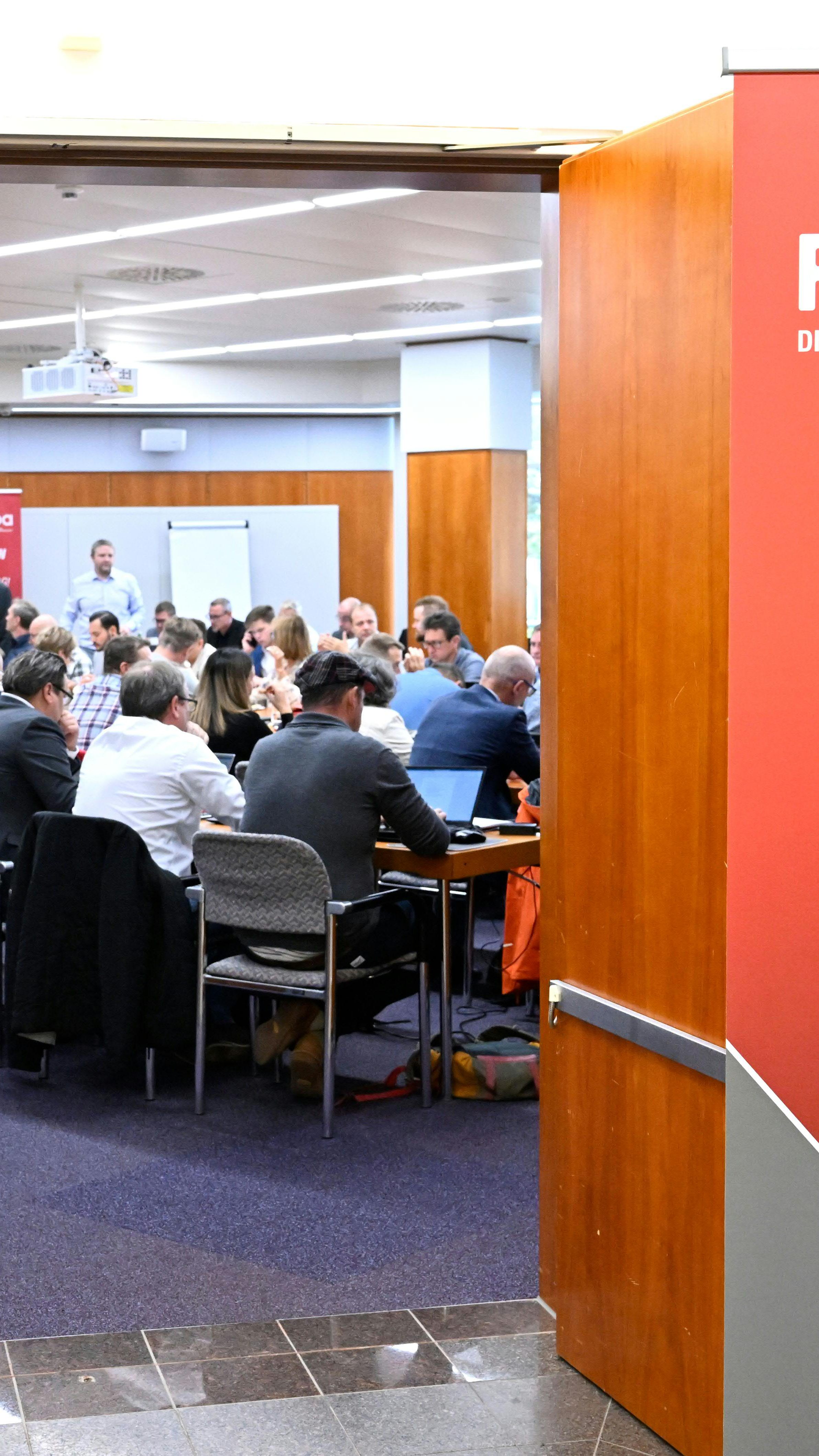 Metaller-KV - Arbeitgeber bieten nun 4,1 % plus Erfolgsbeteiligung.