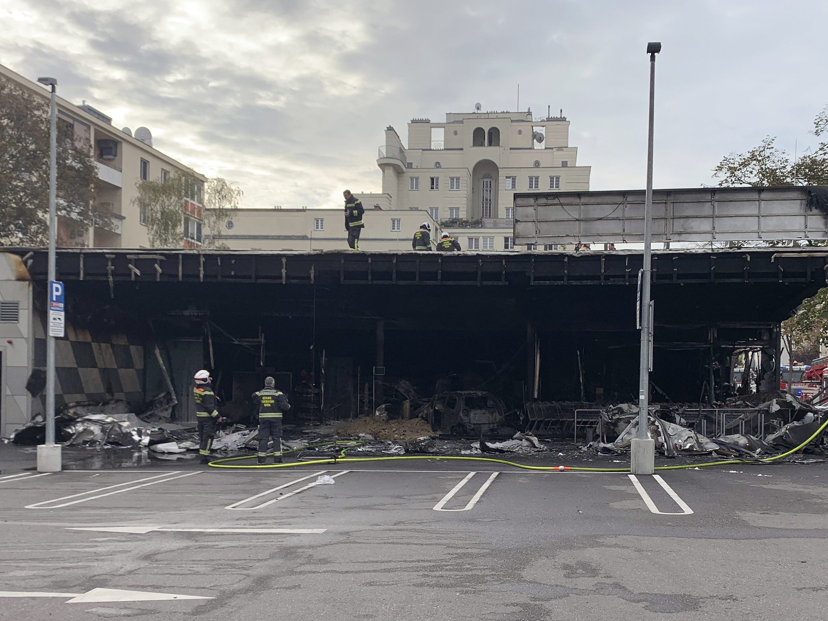 Ein Brand richtete einen Schaden in der Jedlerseer Straße in Wien-Floridsdorf von mehreren 100.000 Euro an. D Ein Brand richtete einen Schaden in der Jedlerseer Straße in Wien-Floridsdorf von mehreren 100.000 Euro an. D