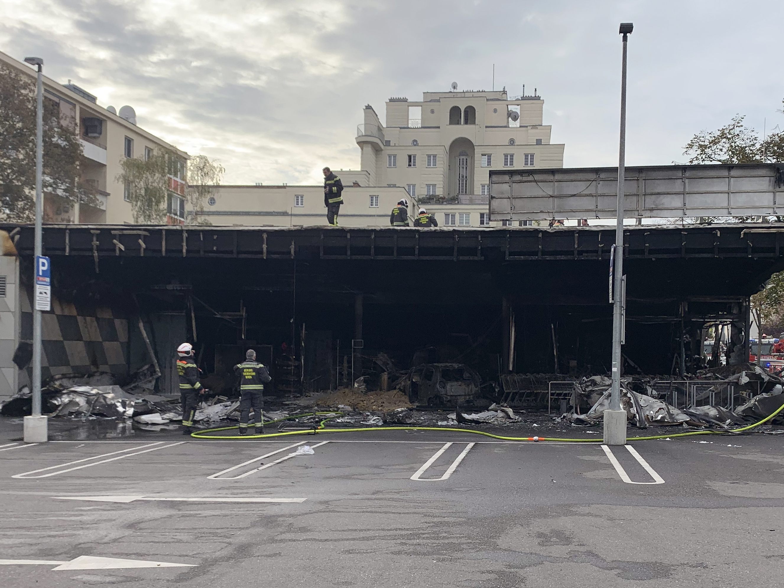 Der Pkw, der den Brand in einem Wiener Supermarkt auslöste, war als gestohlen gemeldet. Der Pkw, der den Brand in einem Wiener Supermarkt auslöste, war als gestohlen gemeldet.
