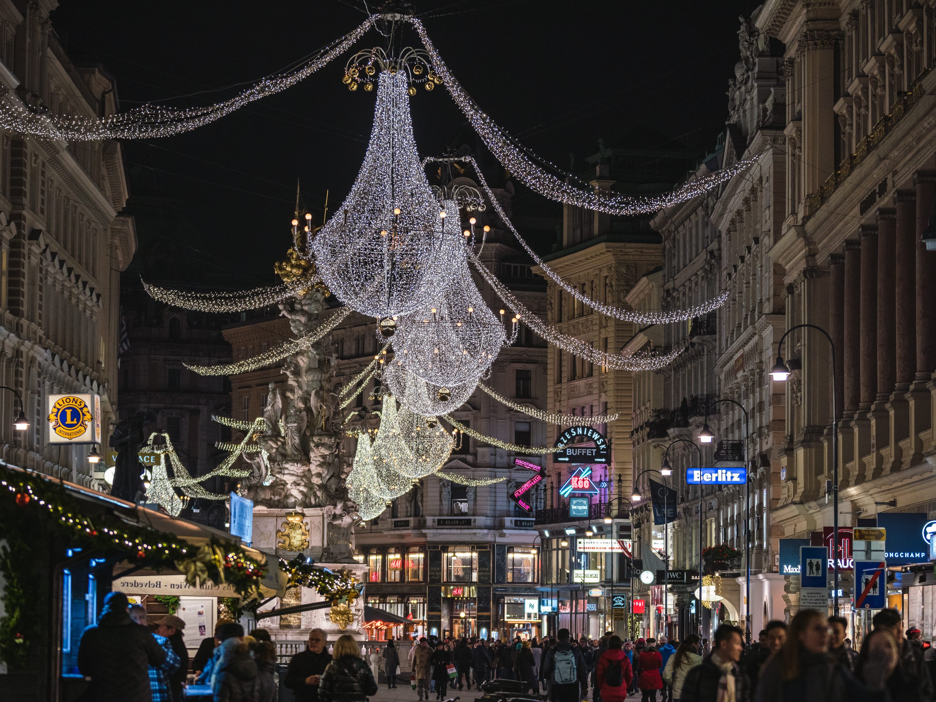 Auch 2022 sollen, trotz Energiekrise, die Wiener Einkaufsstraßen im Licht der Weihnachtsbeleuchtung erstrahlen.