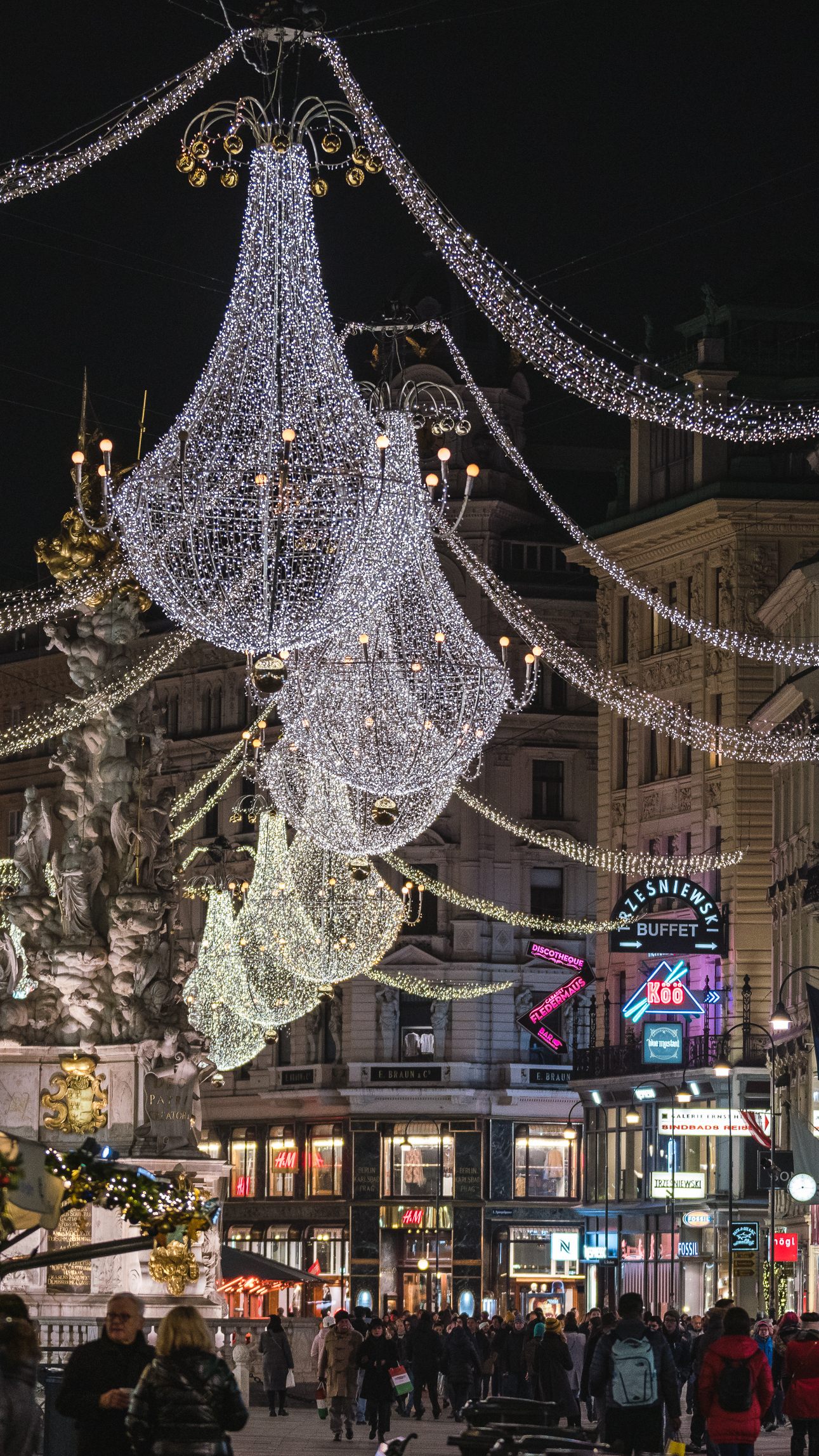 Auch 2022 sollen, trotz Energiekrise, die Wiener Einkaufsstraßen im Licht der Weihnachtsbeleuchtung erstrahlen.