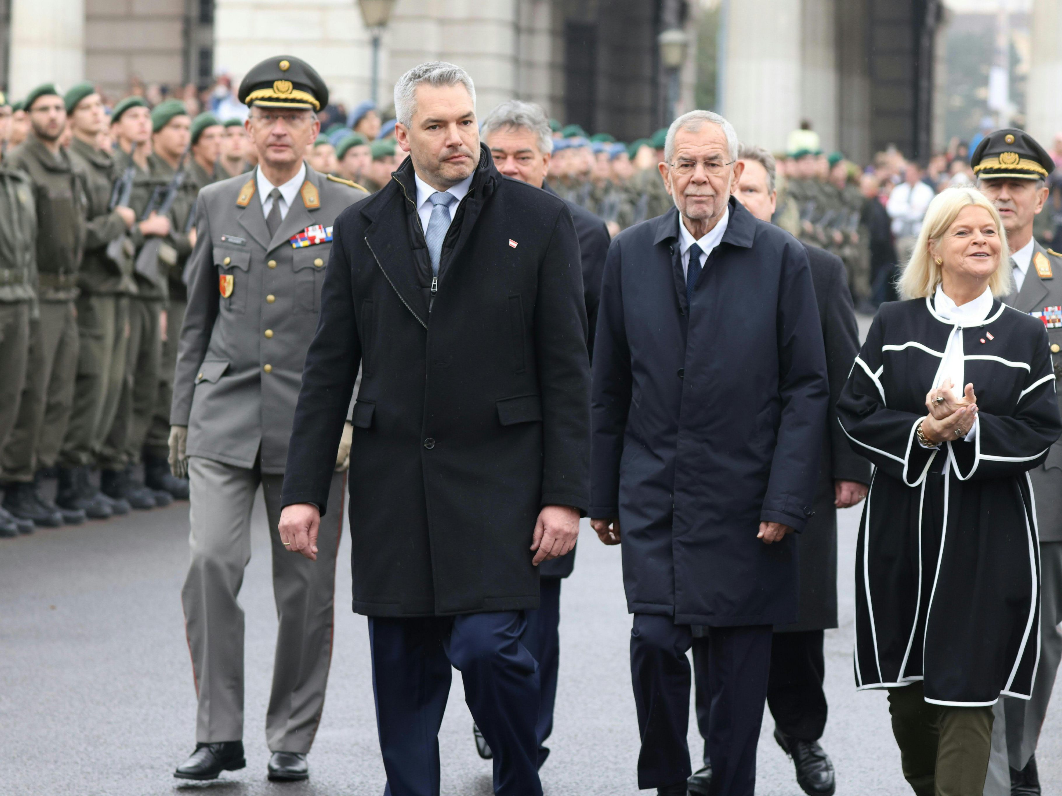 Nehammer, Van der Bellen und Tanner vor Kogler und Ludwig am Nationalfeiertag in Wien.
