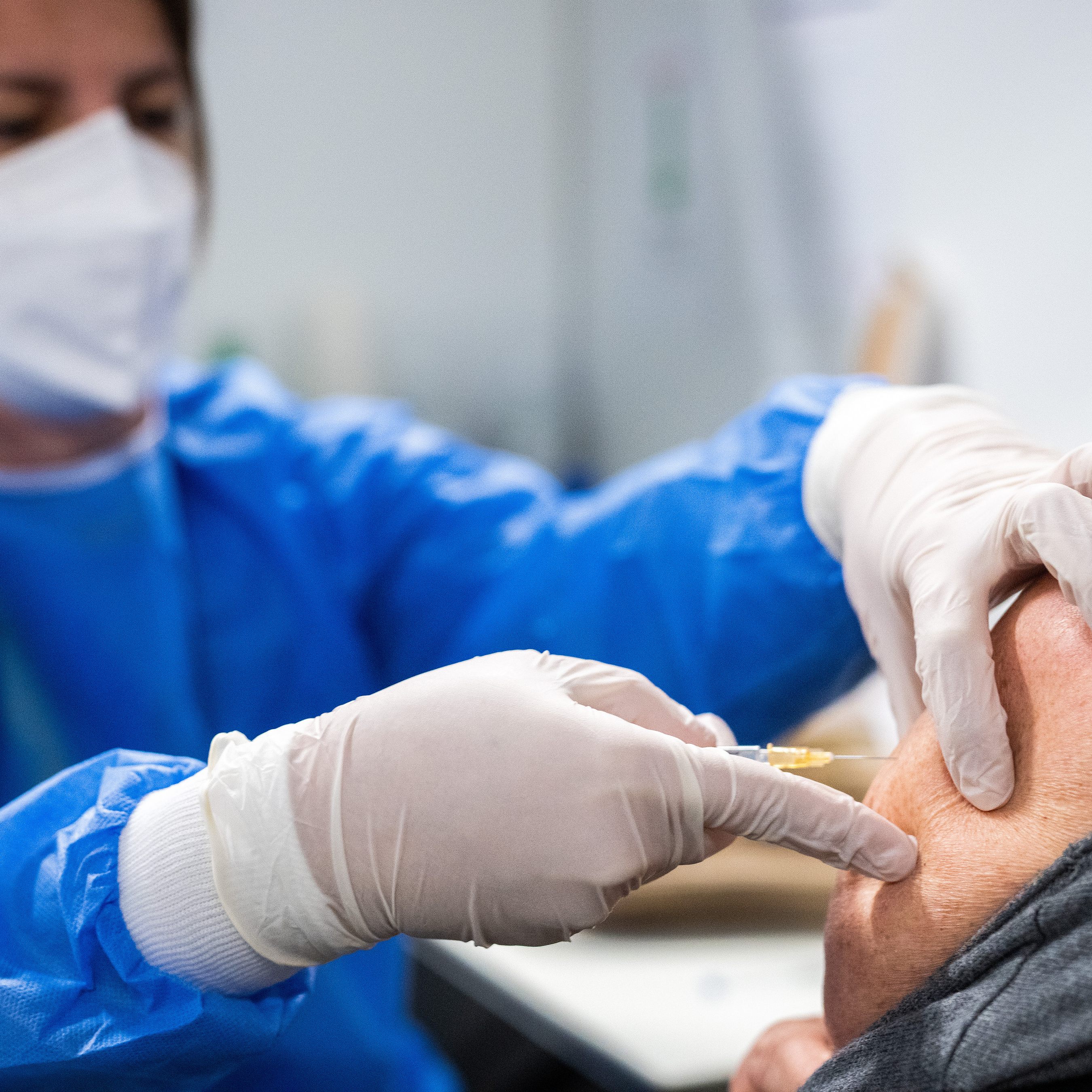 Ärzte rufen zum Impfen und zum Tragen von Masken auf.