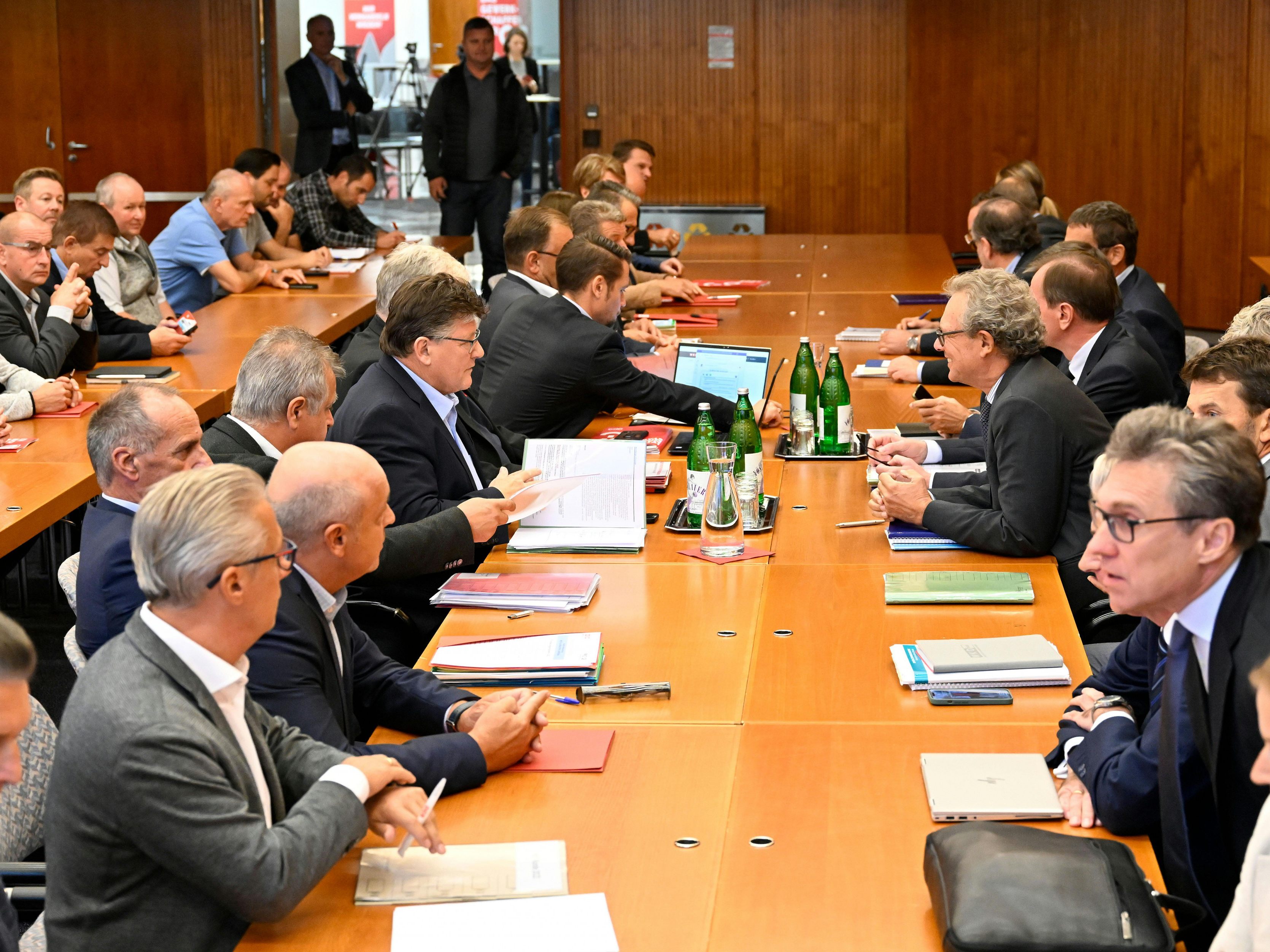 Diese erste Verhandlungsrunde wurde am frühen Montagabend nach sieben Stunden ergebnislos unterbrochen.