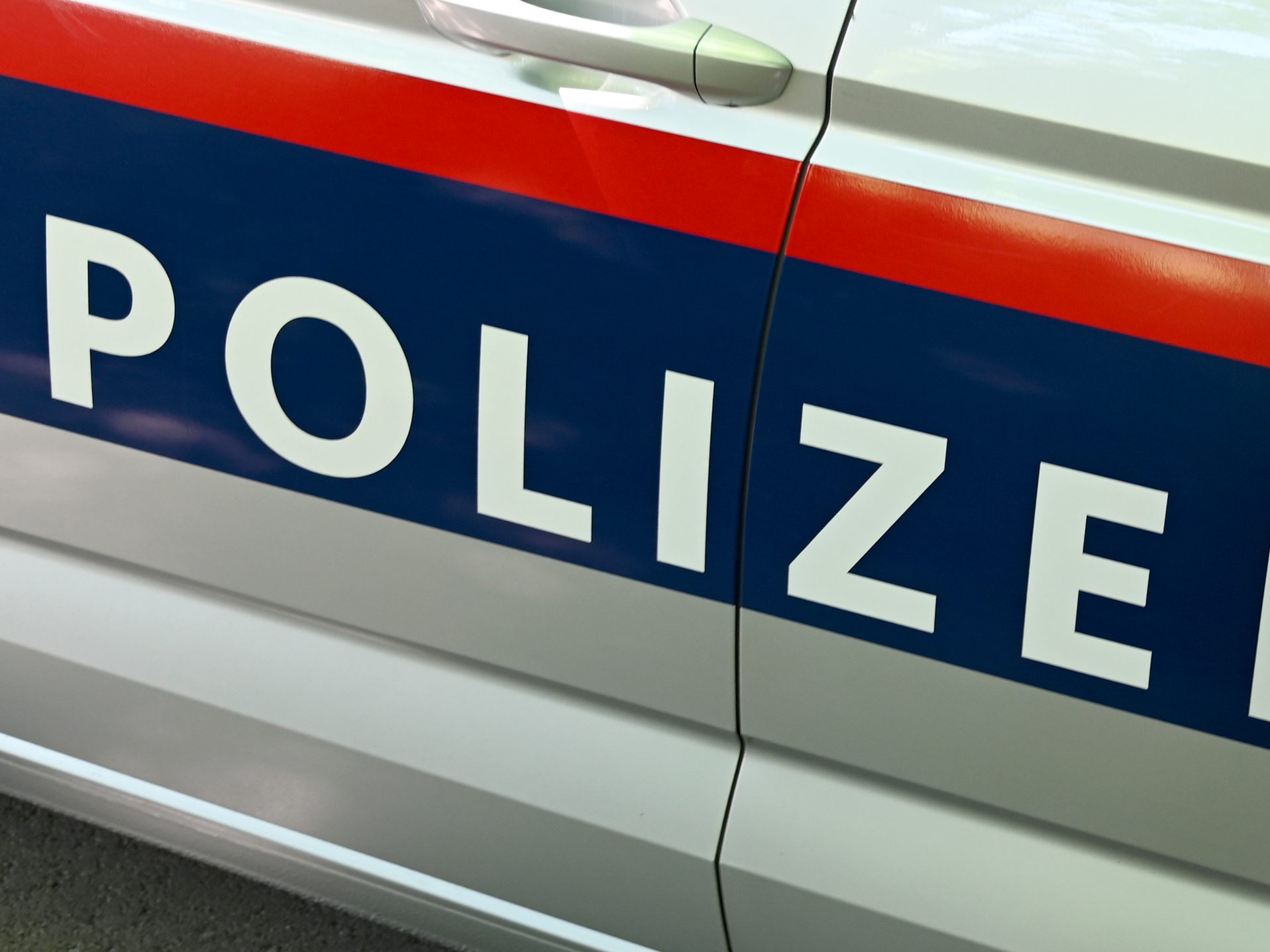 Eine Jugendbande überfiel in der Wiener Innenstadt einen 17-Jährigen.