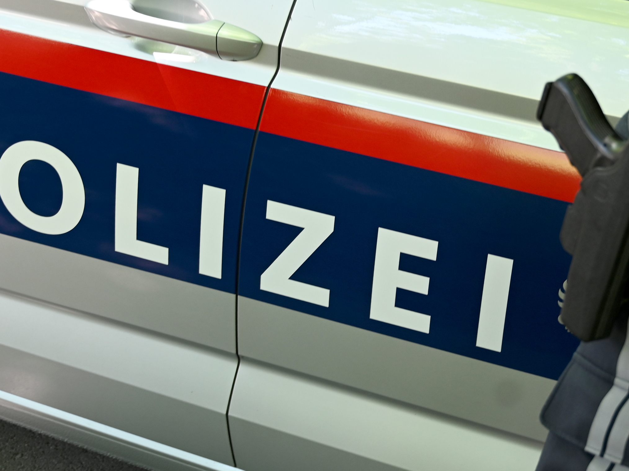 Ein Mann attackierte einen Polizisten nach einer Rauferei. Ein Mann attackierte einen Polizisten nach einer Rauferei.