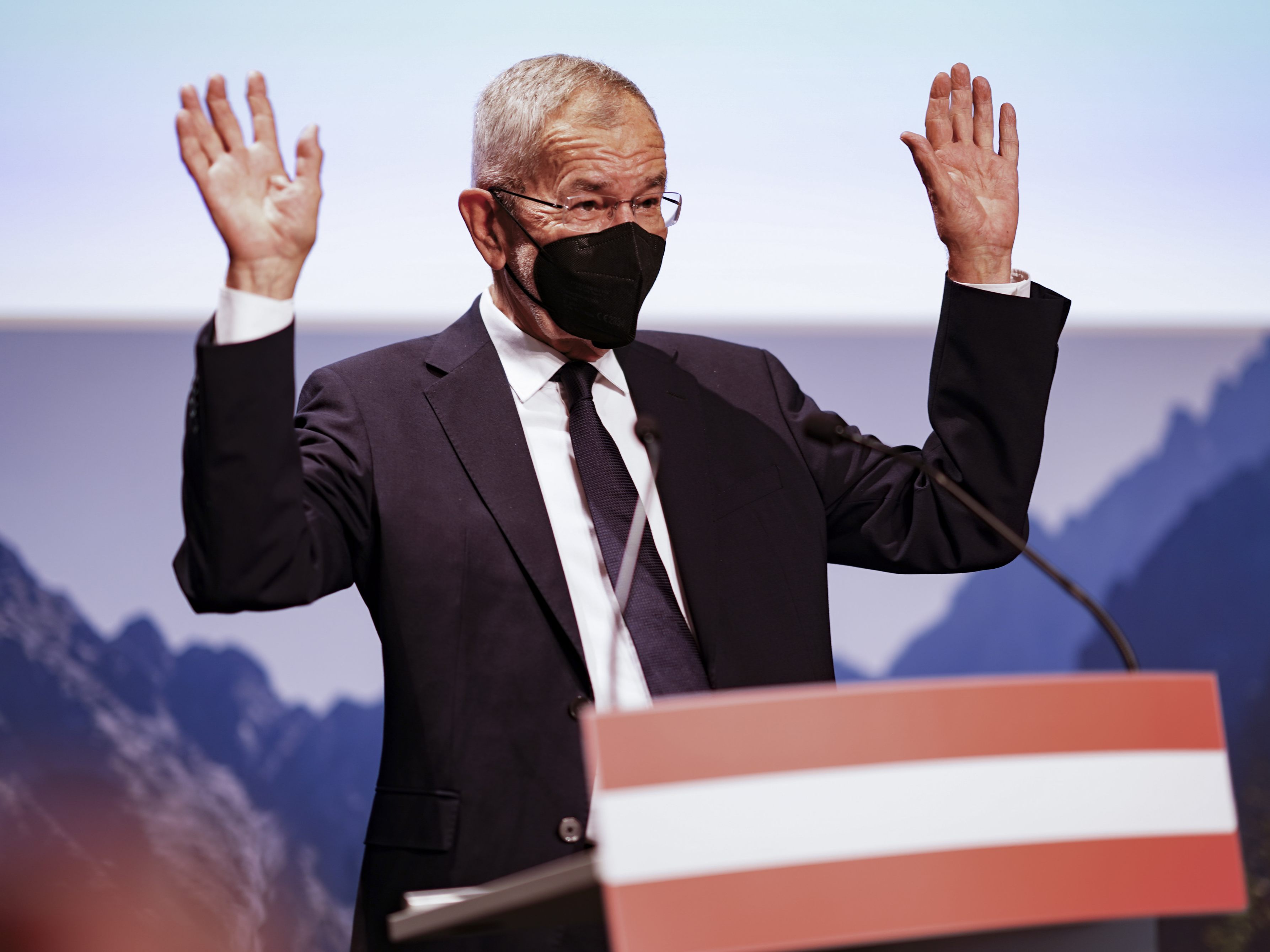 Günther Platter und Karoline Edtstadler sprechen ihre Unterstützung für Alexander Van der Bellen aus. Günther Platter und Karoline Edtstadler sprechen ihre Unterstützung für Alexander Van der Bellen aus.