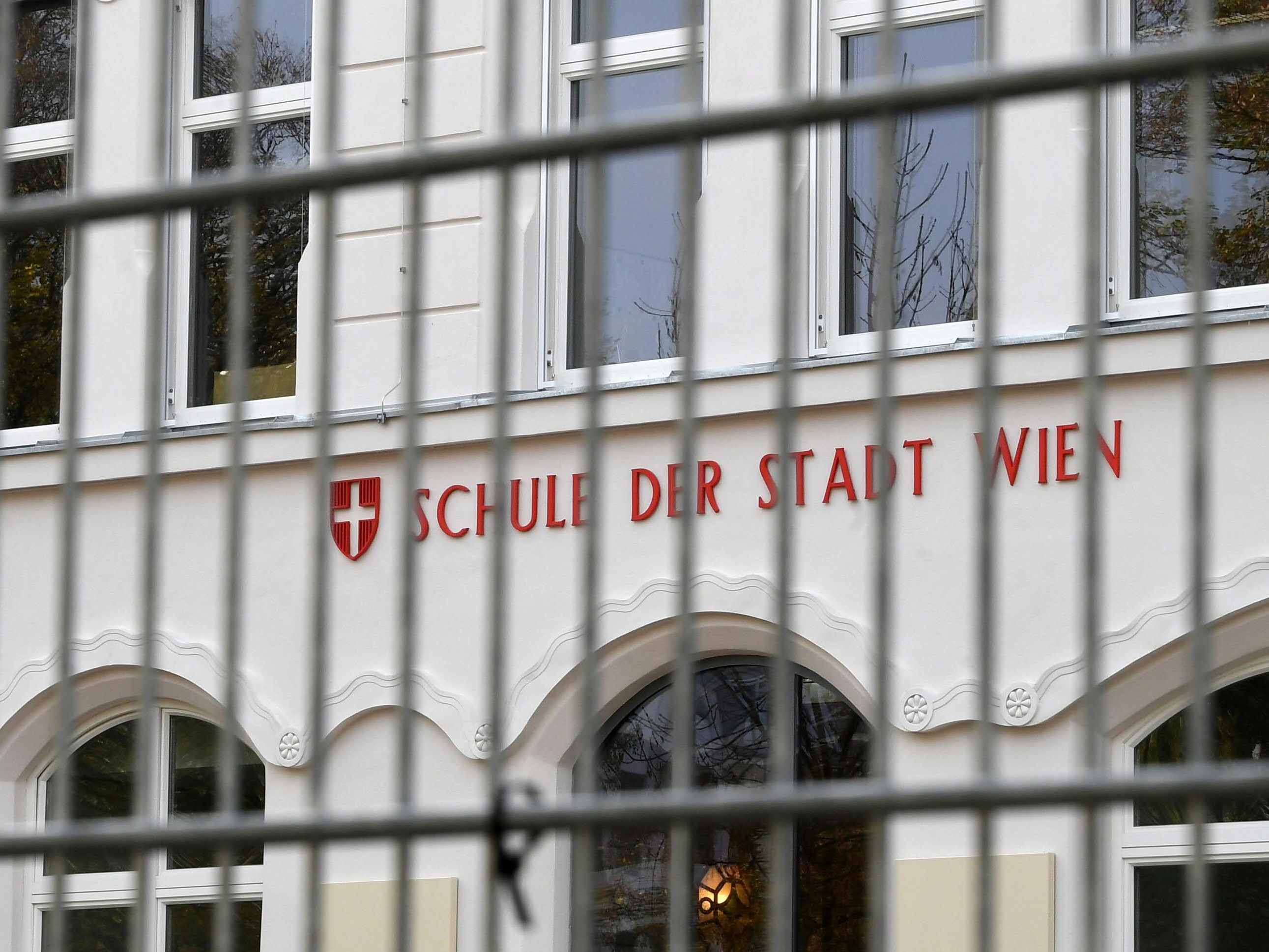 Die Hausdurchsuchung im Missbrauchsfall um einen Wiener Lehrer wirft weitere Fragen auf. Die Hausdurchsuchung im Missbrauchsfall um einen Wiener Lehrer wirft weitere Fragen auf.