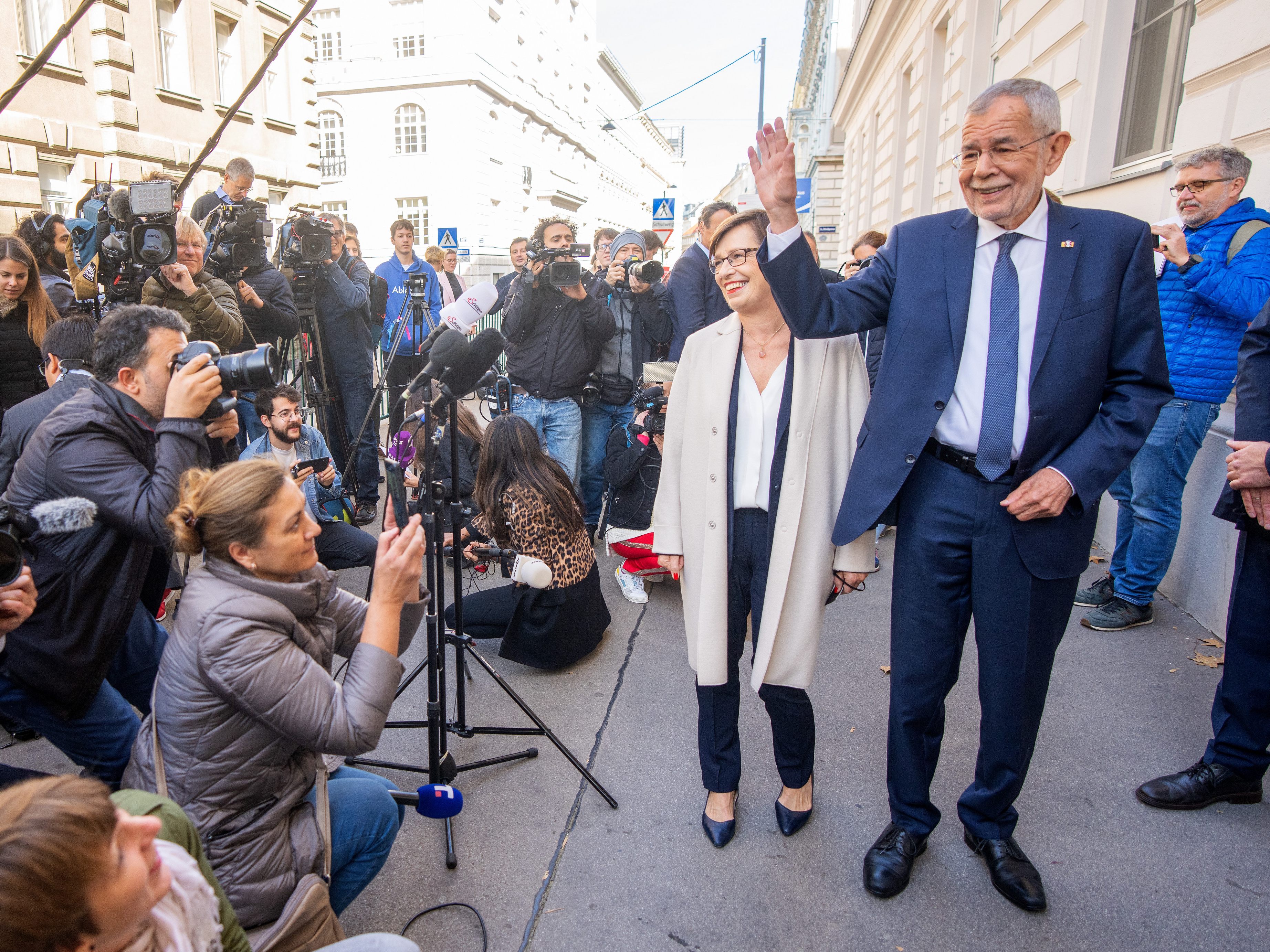 Van der Bellen bei der Bundespräsidentenwahl: "Hoffe, dass es gut ausgeht" Van der Bellen bei der Bundespräsidentenwahl: "Hoffe, dass es gut ausgeht"