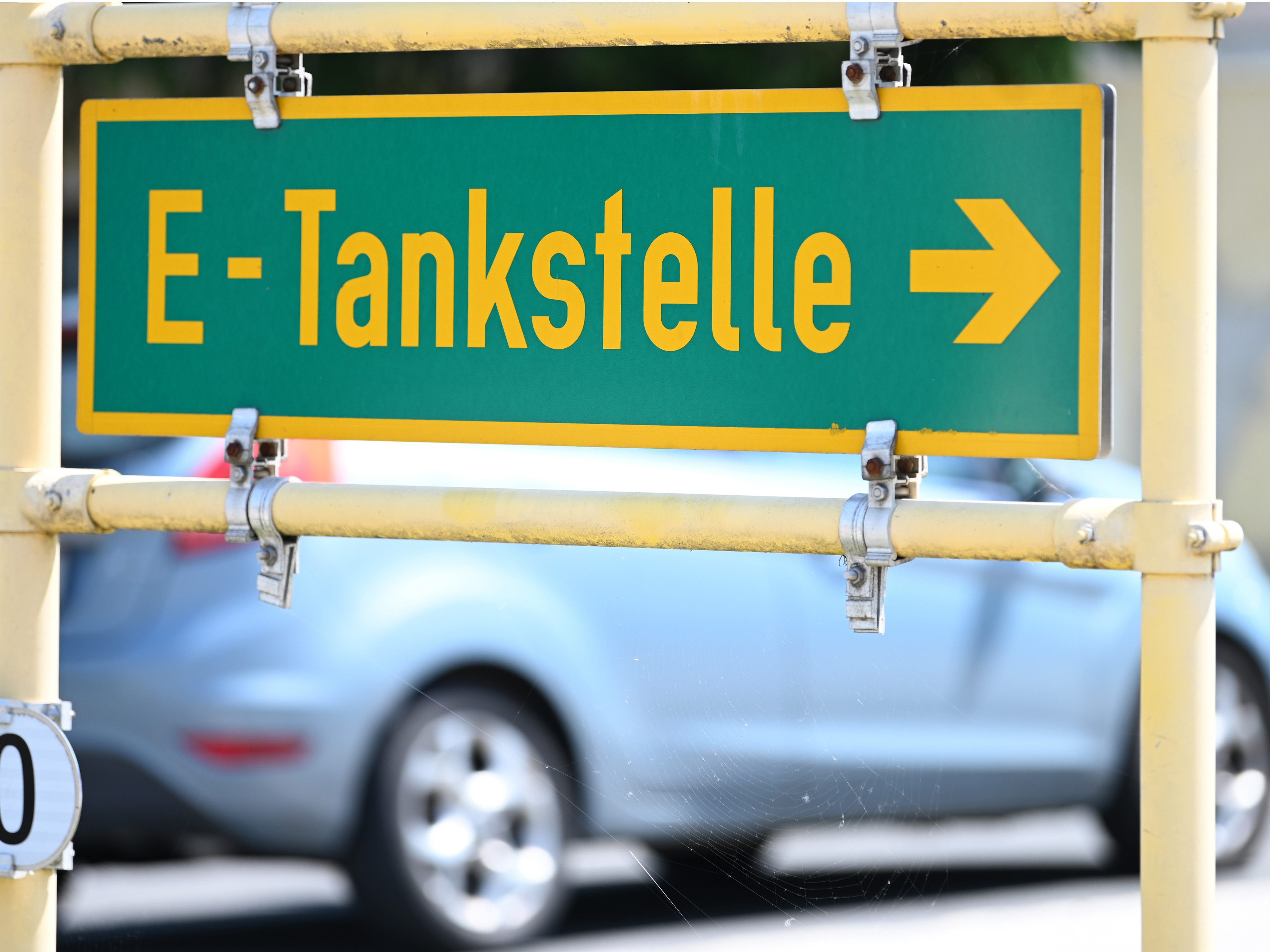 Shell und Rewe wollen 100 E-Tankstellen in Österreich errichten. Shell und Rewe wollen 100 E-Tankstellen in Österreich errichten.