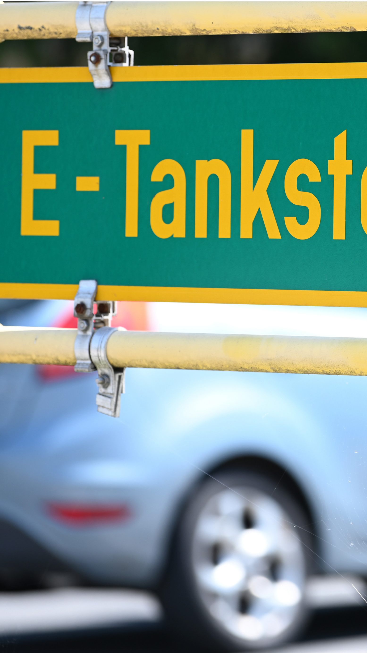 Shell und Rewe wollen 100 E-Tankstellen in Österreich errichten.