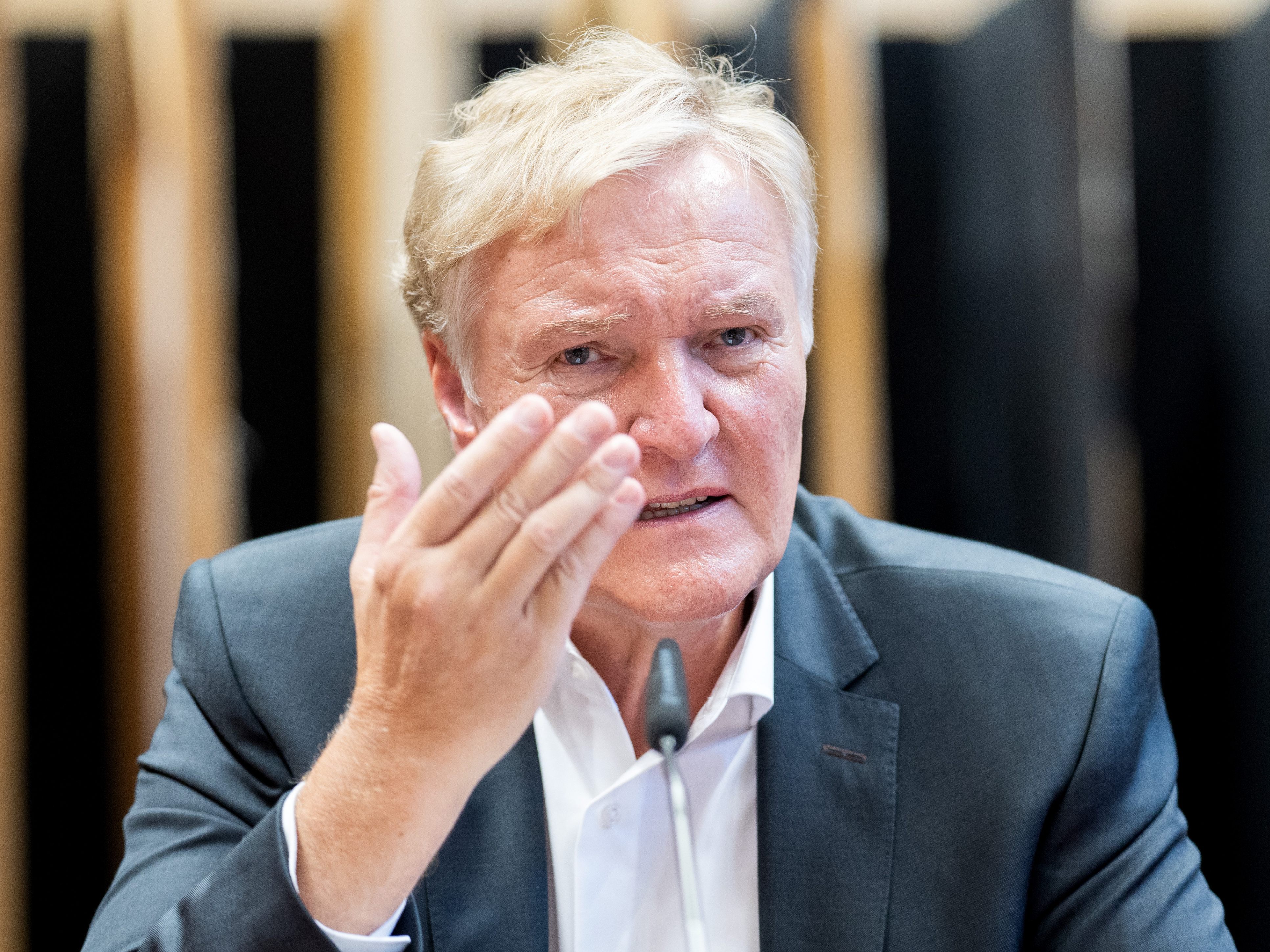 Schröder kritisiert die Attacken auf Kunstwerke durch Klimaaktivisten. Schröder kritisiert die Attacken auf Kunstwerke durch Klimaaktivisten.