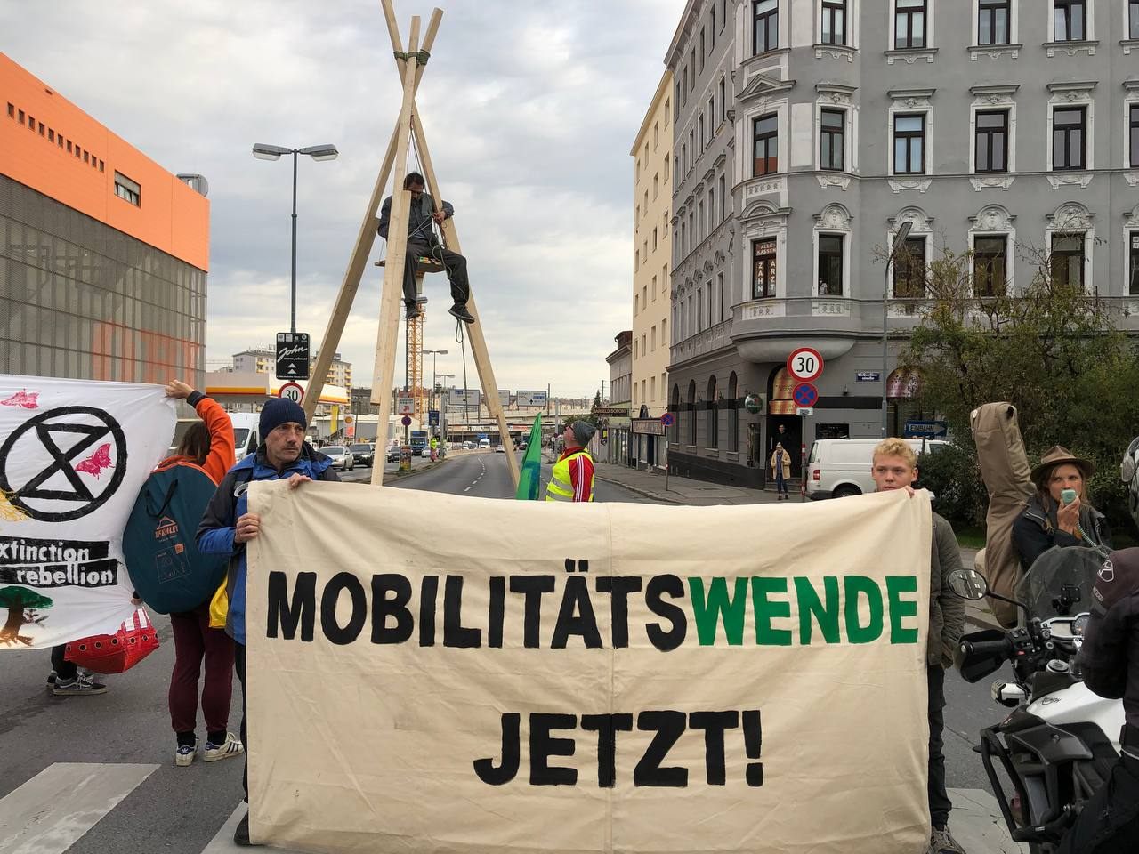 Klimaaktivisten waren am Mittwochmorgen in Wien unterwegs. Mehrere Straßen wurden besetzt. Klimaaktivisten waren am Mittwochmorgen in Wien unterwegs. Mehrere Straßen wurden besetzt.