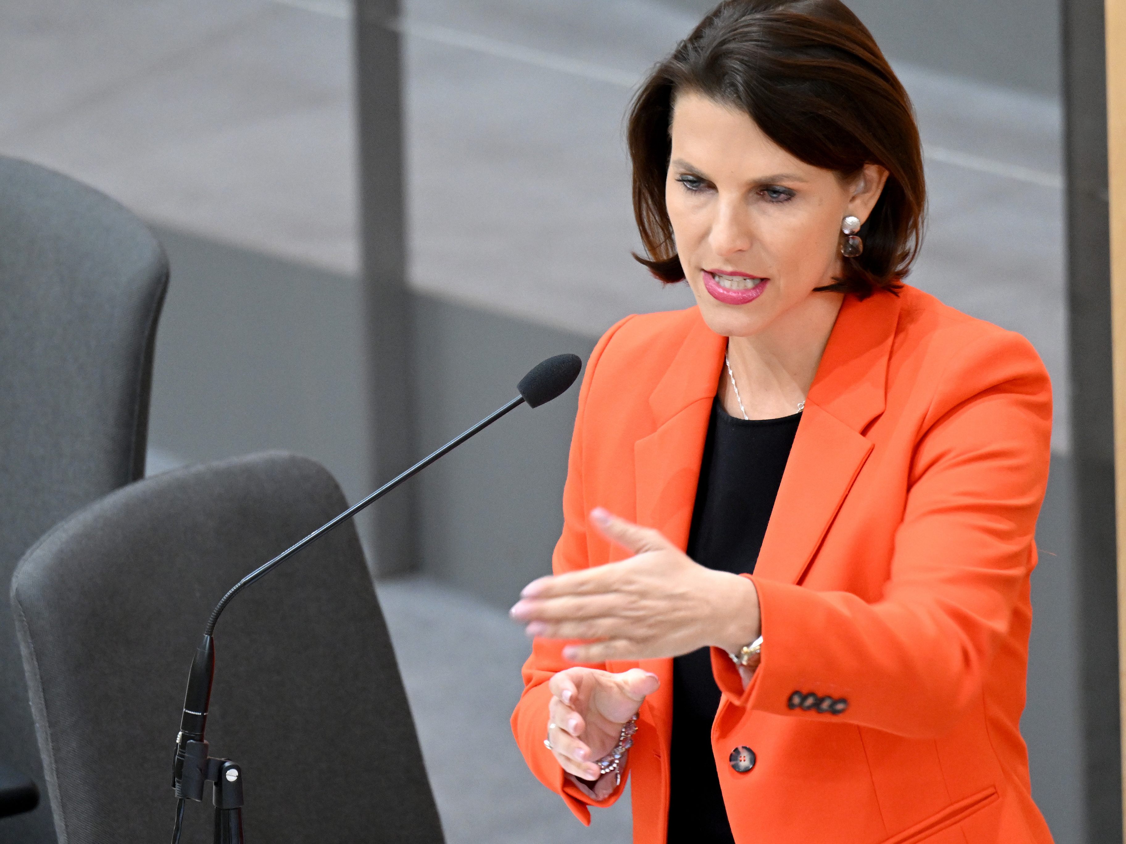 Karoline Edtstadler ist für eine Beibehaltung der Sanktionen gegen Russland. Karoline Edtstadler ist für eine Beibehaltung der Sanktionen gegen Russland.