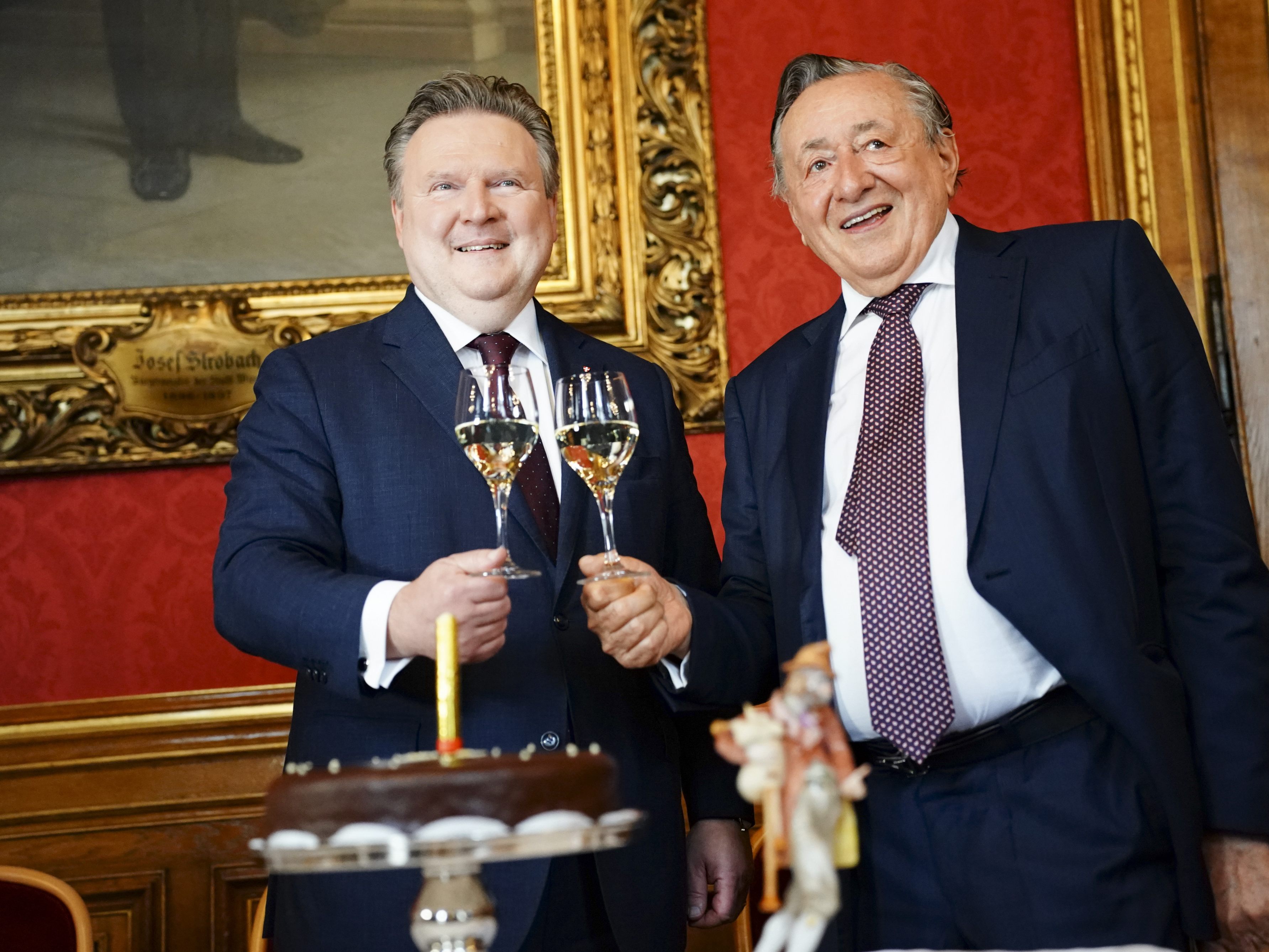 Sekt, Kuchen und eine Kerze: Wiens Bürgermeister Michael Ludwig (SPÖ) gratulierte Baulöwen Richard Lugner zum 90. Geburtstag bei einer Geburtstagsjause. Sekt, Kuchen und eine Kerze: Wiens Bürgermeister Michael Ludwig (SPÖ) gratulierte Baulöwen Richard Lugner zum 90. Geburtstag bei einer Geburtstagsjause.