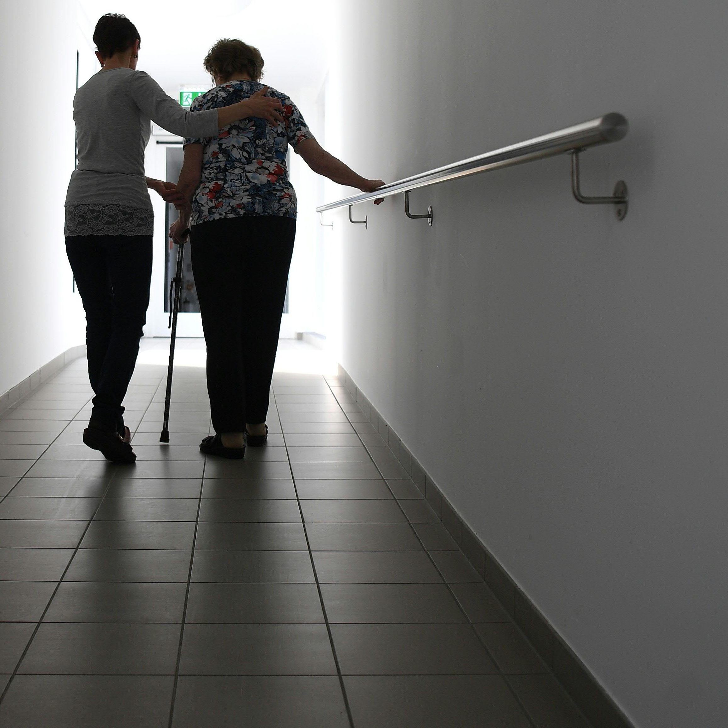 Derzeit wird mehr Förderung für 24-Stunden-Pflege gefordert.