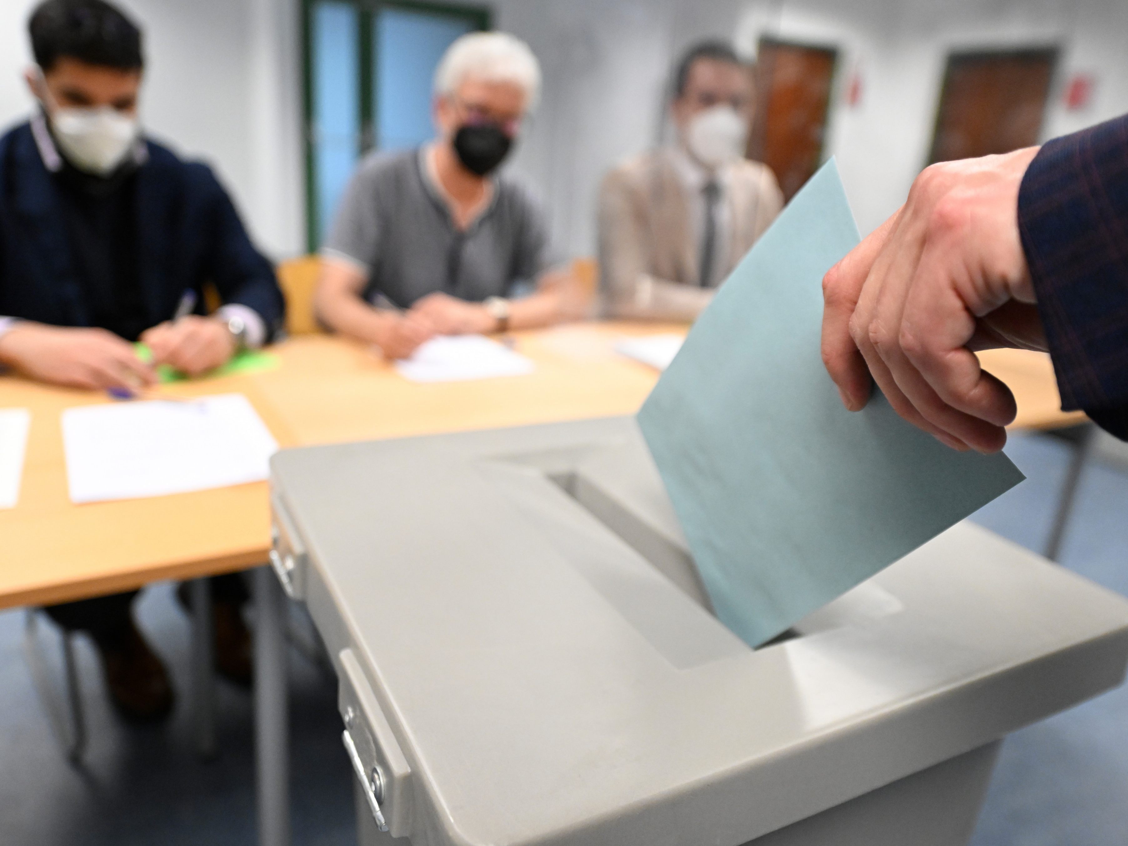 Seit sechs Uhr in der Früh haben die ersten Wahllokale zur Bundespräsidentenwahl in Österreich geöffnet. Seit sechs Uhr in der Früh haben die ersten Wahllokale zur Bundespräsidentenwahl in Österreich geöffnet.