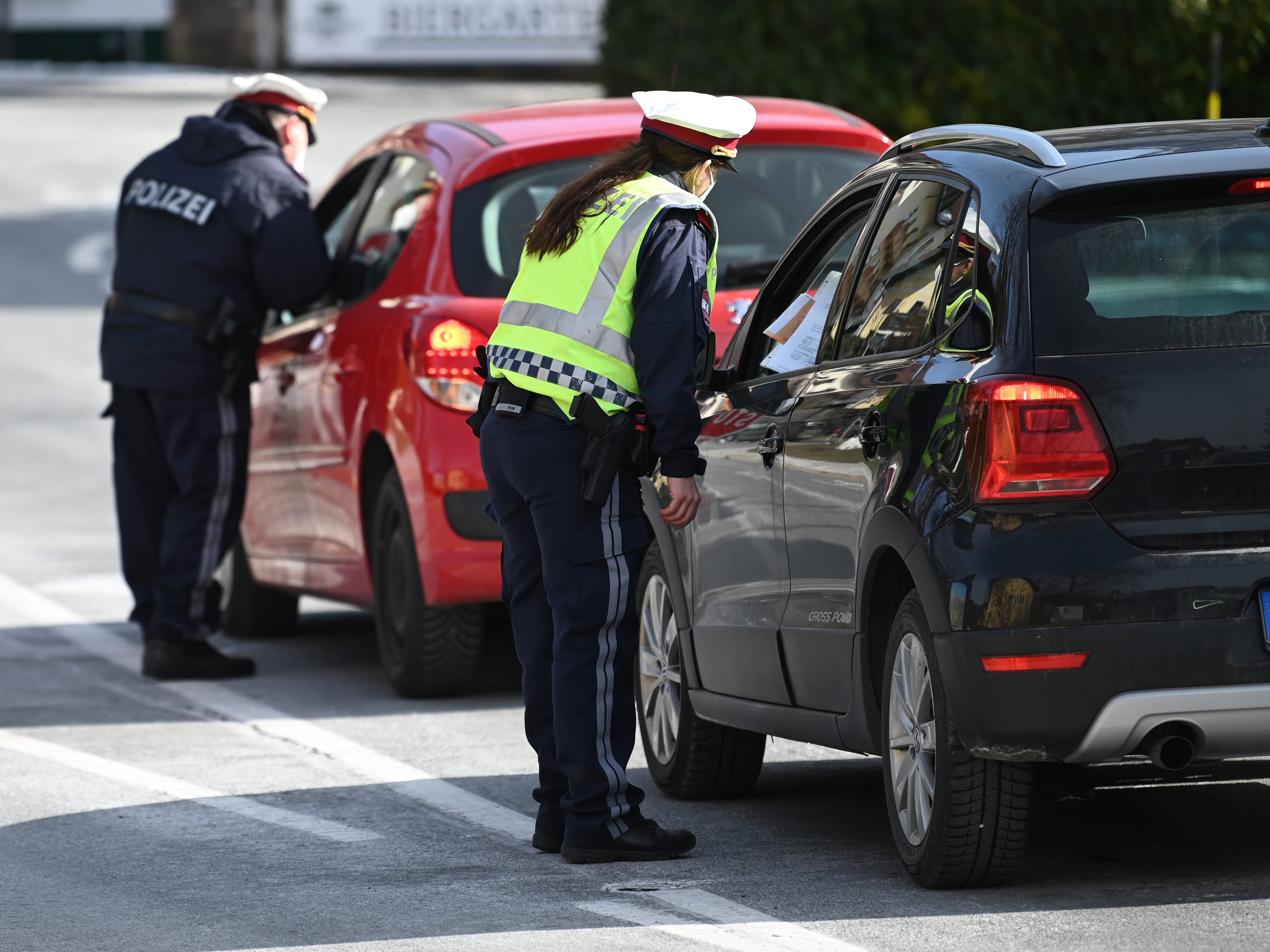 Ein 22-Jähriger ist wegen der Hilfe zur Umgehung einer Corona-Grenzkontrolle verurteilt worden. Ein 22-Jähriger ist wegen der Hilfe zur Umgehung einer Corona-Grenzkontrolle verurteilt worden.