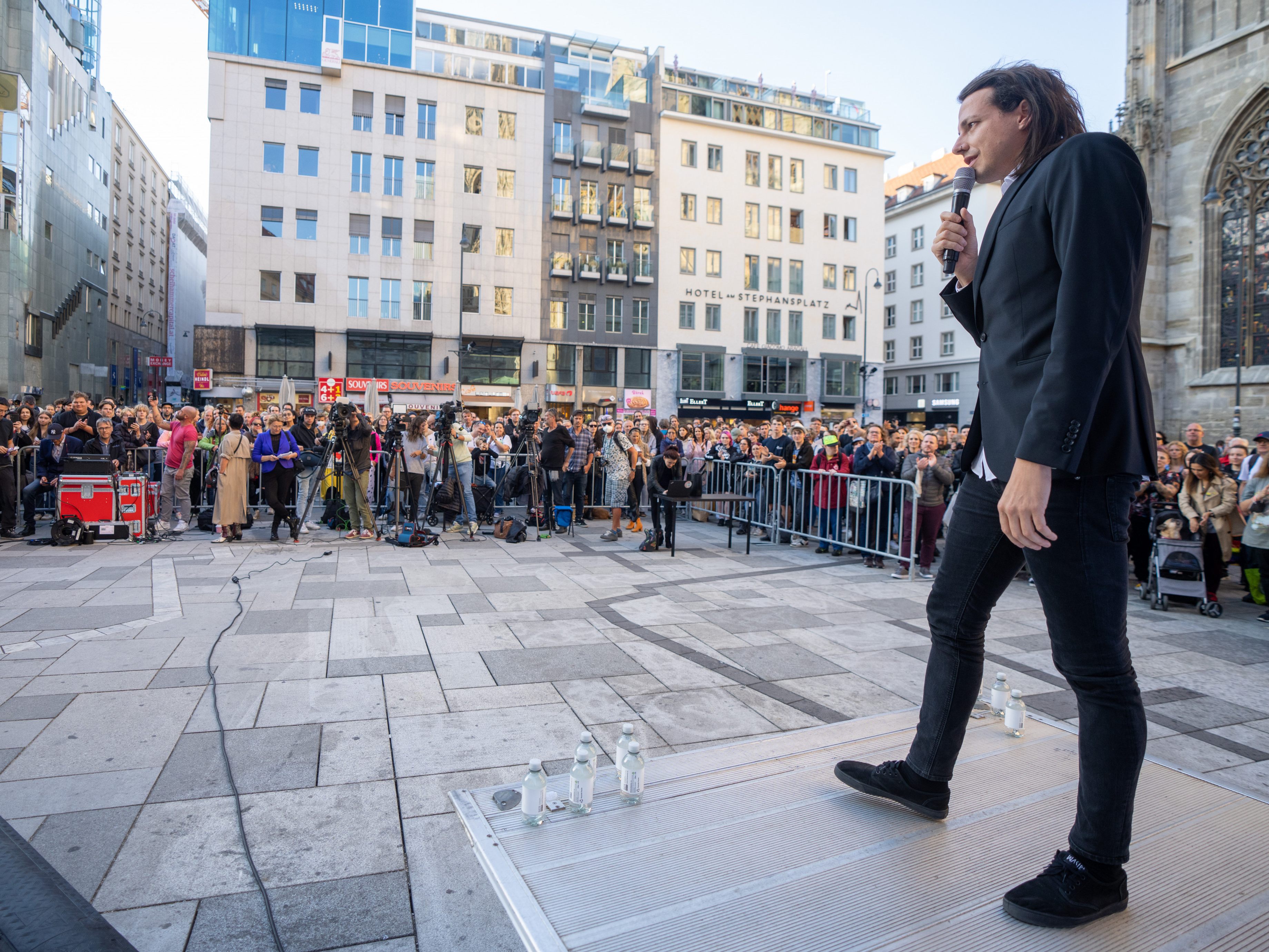 Im Vorfeld der Bundespräsidentenwahl gab es am Stephansplatz in Wien eine Rede von Dominik Wlazny. Im Vorfeld der Bundespräsidentenwahl gab es am Stephansplatz in Wien eine Rede von Dominik Wlazny.