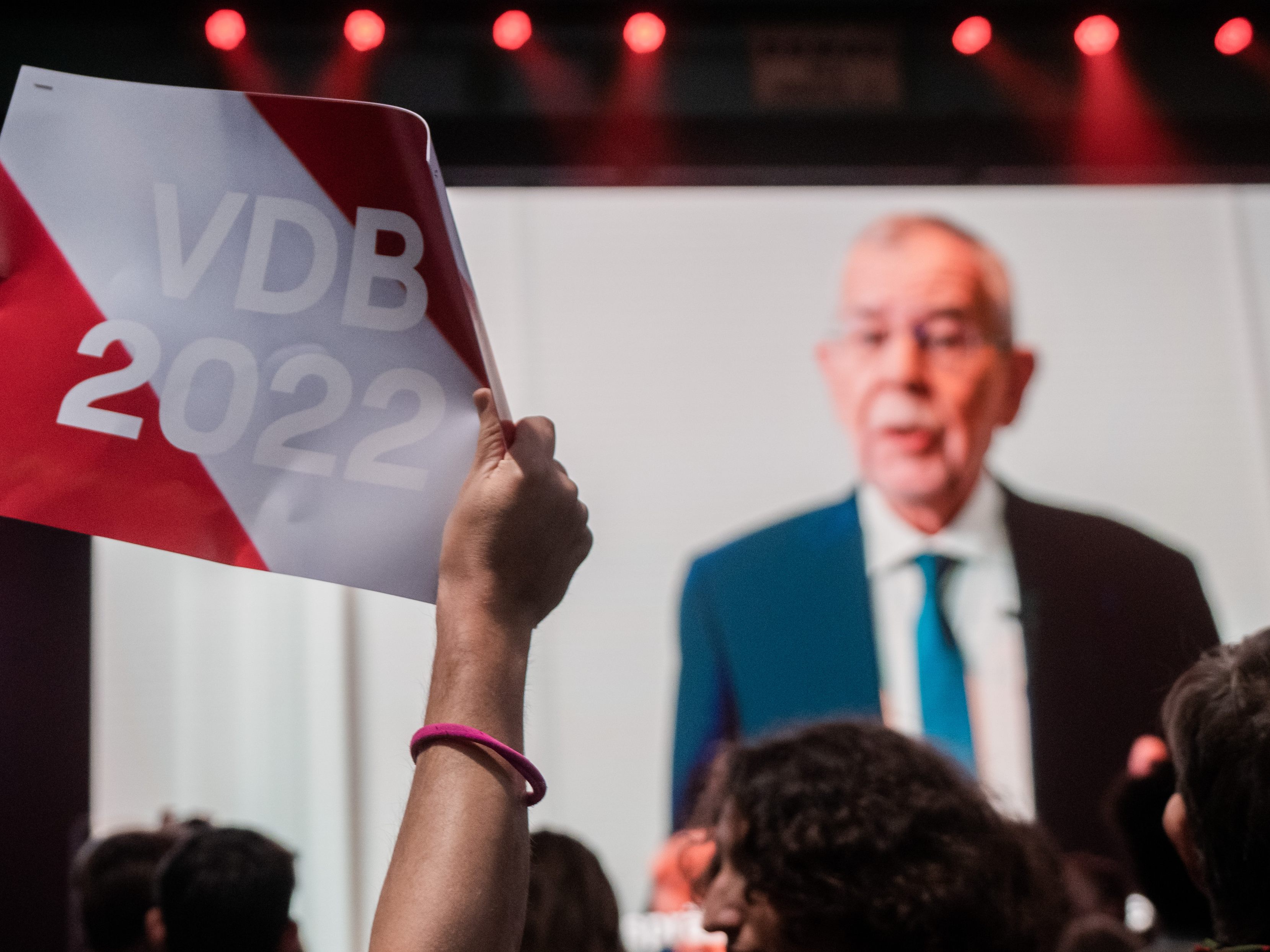 Sowohl die Grünen, als auch die FPÖ zeigen sich mit dem Ergebnis der Bundespräsidentenwahl 2022 zufrieden. Sowohl die Grünen, als auch die FPÖ zeigen sich mit dem Ergebnis der Bundespräsidentenwahl 2022 zufrieden.
