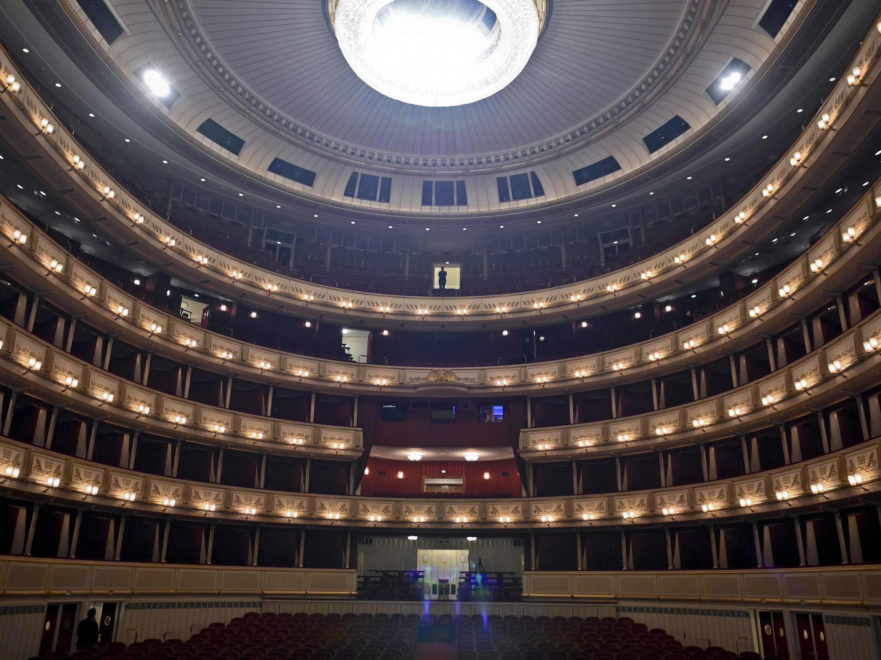Pöbelnder Mann störte Vorstellung in Wiener Staatsoper und wurde festgenommen. Pöbelnder Mann störte Vorstellung in Wiener Staatsoper und wurde festgenommen.