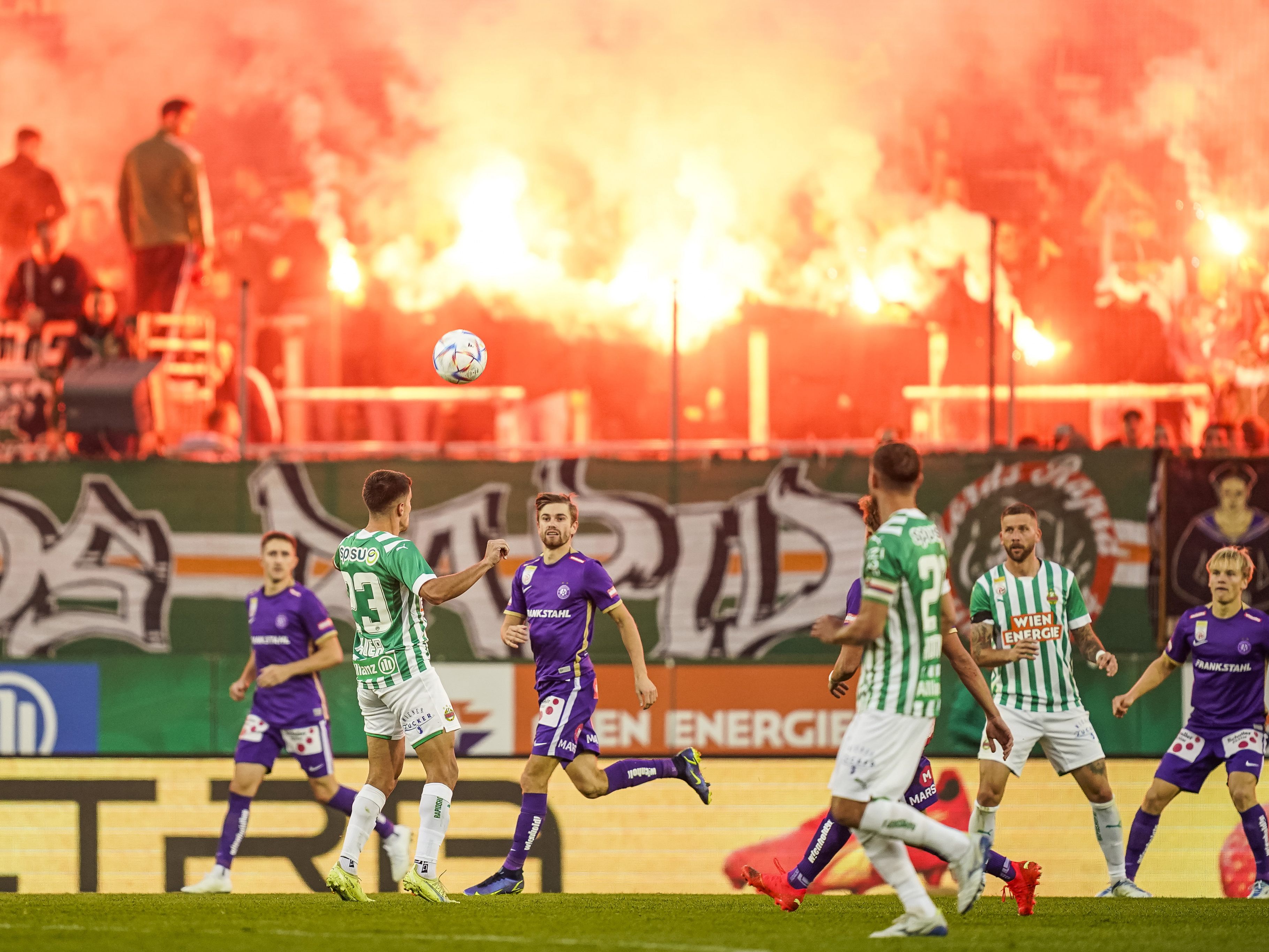 Drei verletzte Polizisten und massiver Einsatz von Pyrotechnik beim Wiener Derby.