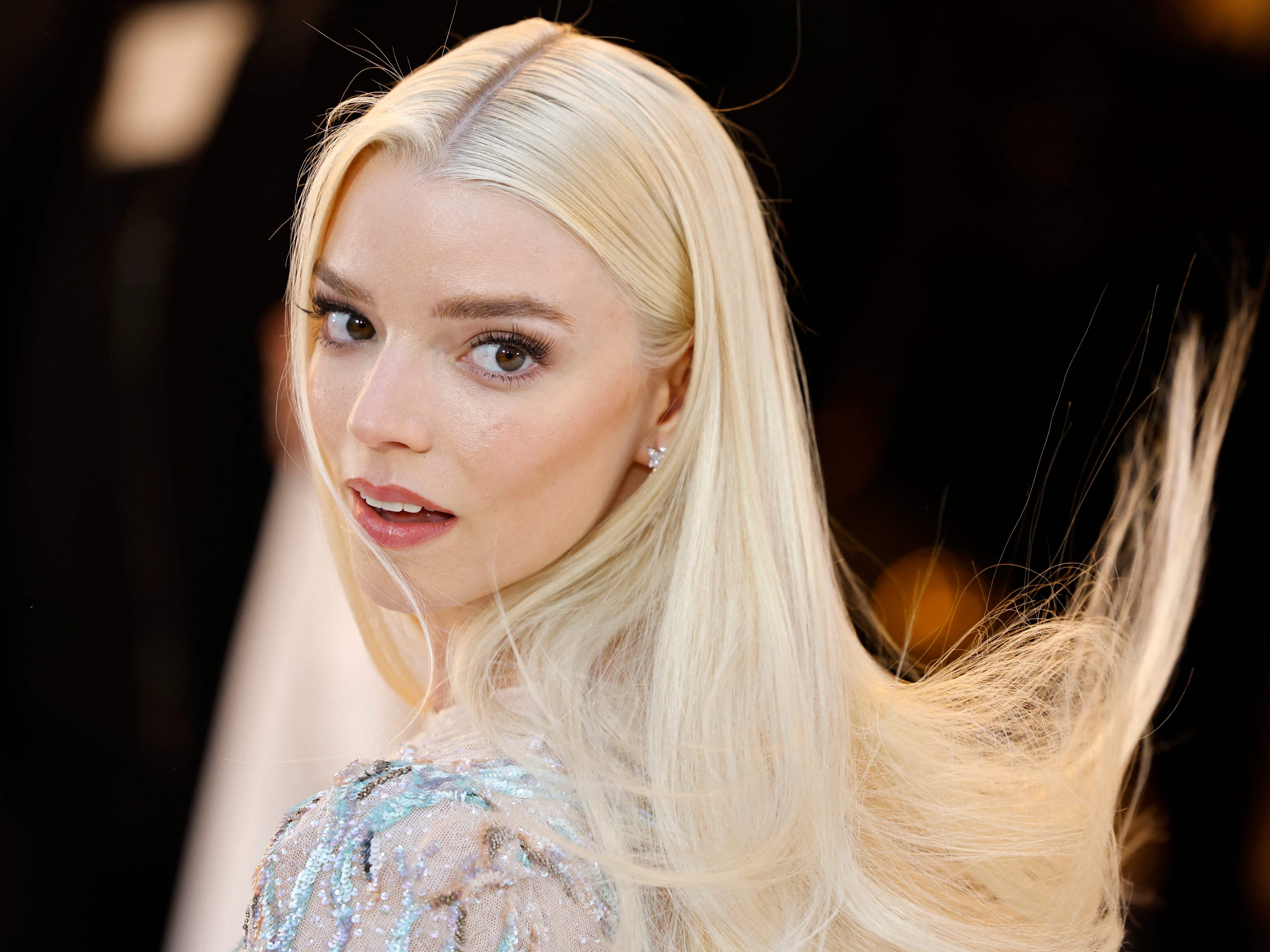 Schauspielerin Anya Taylor-Joy sagt, sie wäre durch die Dreharbeiten zu "Furiosa" taffer geworden.