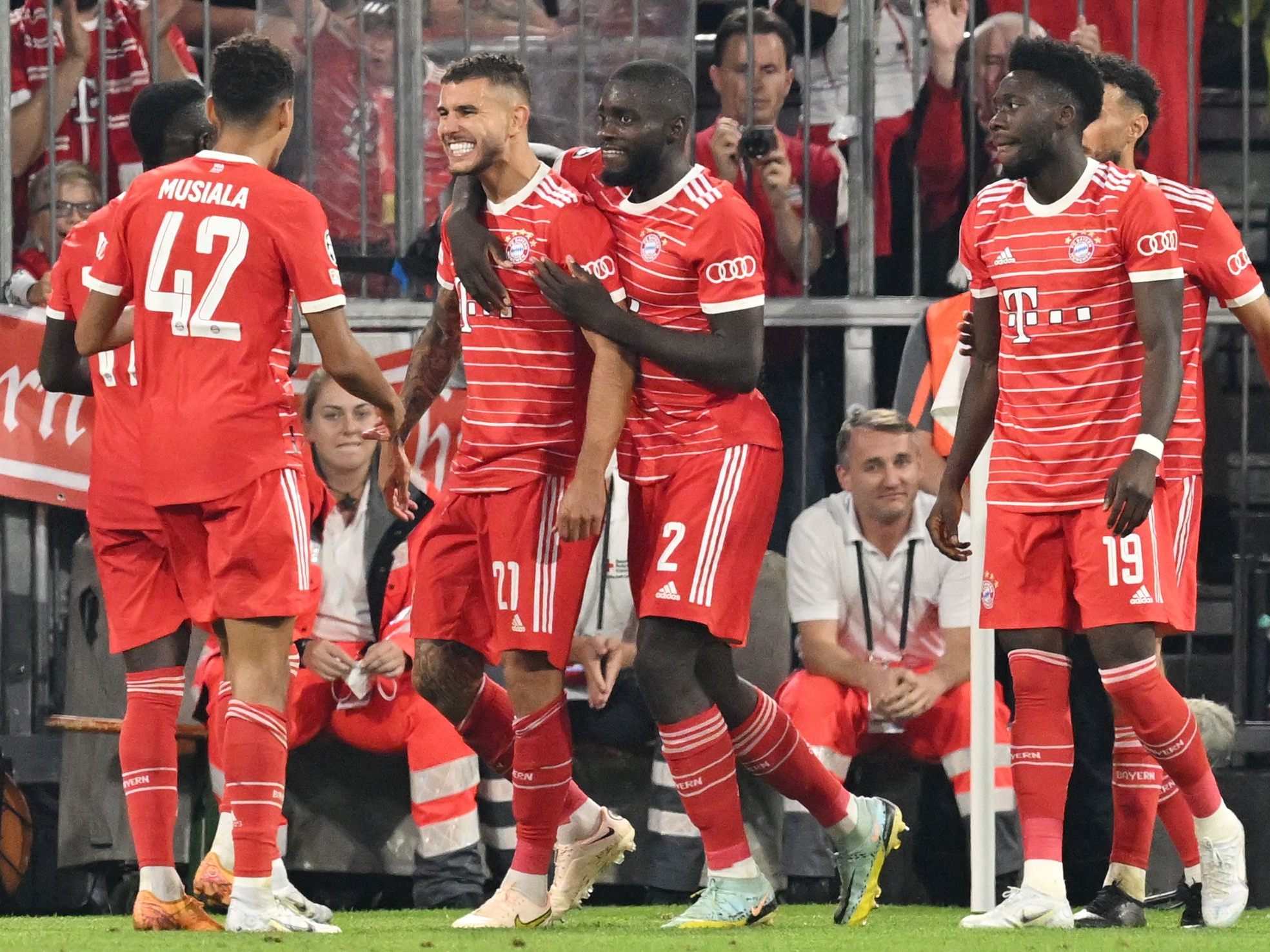 Zwischenstation auf dem Weg zur Bundesliga-Kraftprobe mit Borussia Dortmund Zwischenstation auf dem Weg zur Bundesliga-Kraftprobe mit Borussia Dortmund