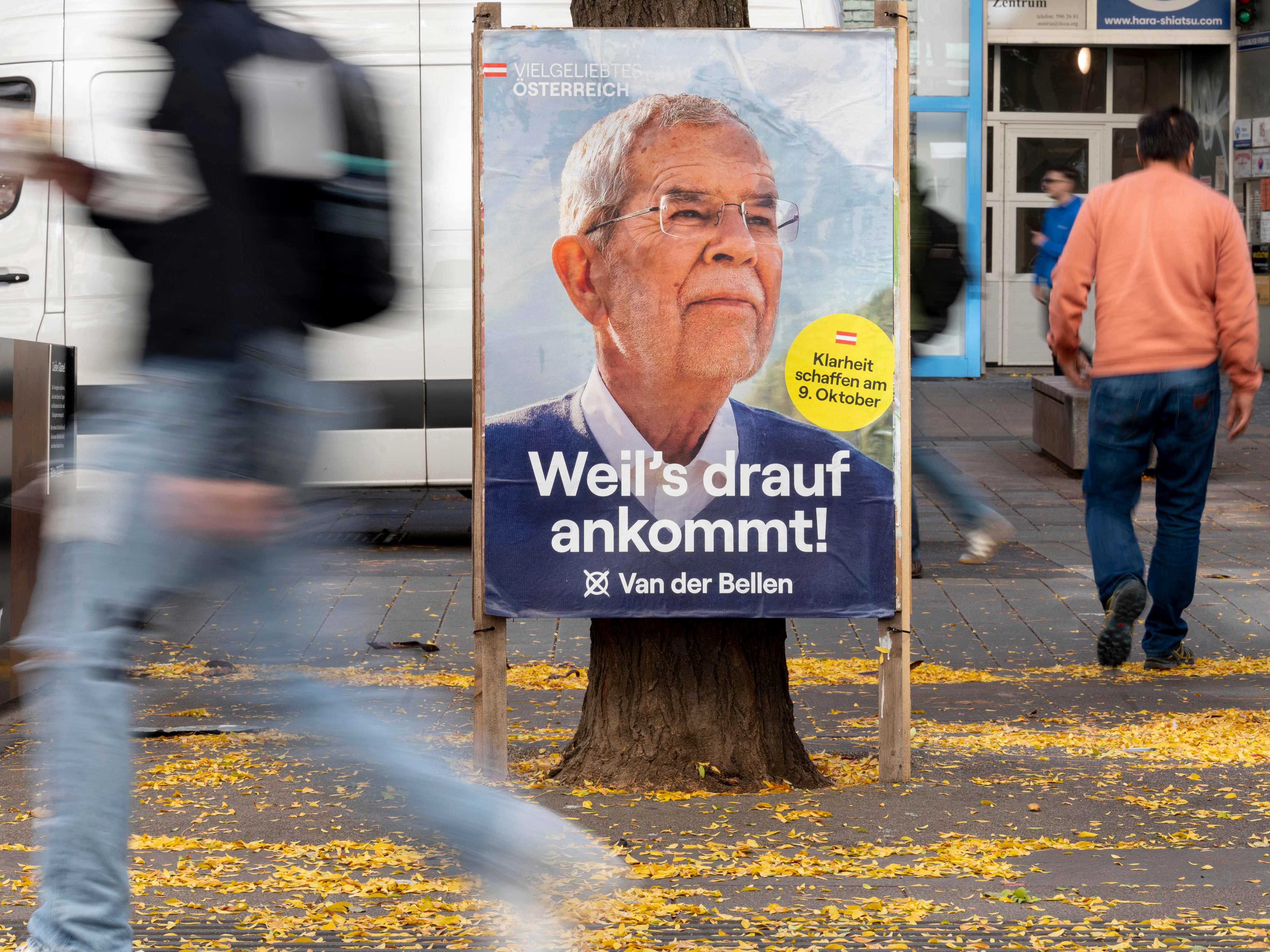 Drei Tage vor der Hofburg-Wahl hat sich Alexander Van der Bellens Wahlkampf-Manager Martin Radjaby wegen eines positiven Corona-Tests ins Homeoffice begeben. Drei Tage vor der Hofburg-Wahl hat sich Alexander Van der Bellens Wahlkampf-Manager Martin Radjaby wegen eines positiven Corona-Tests ins Homeoffice begeben.