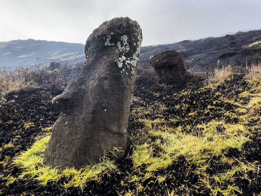 Zahlreiche Moai-Statuen wurden durch den Brand schwer beschädigt. Zahlreiche Moai-Statuen wurden durch den Brand schwer beschädigt.