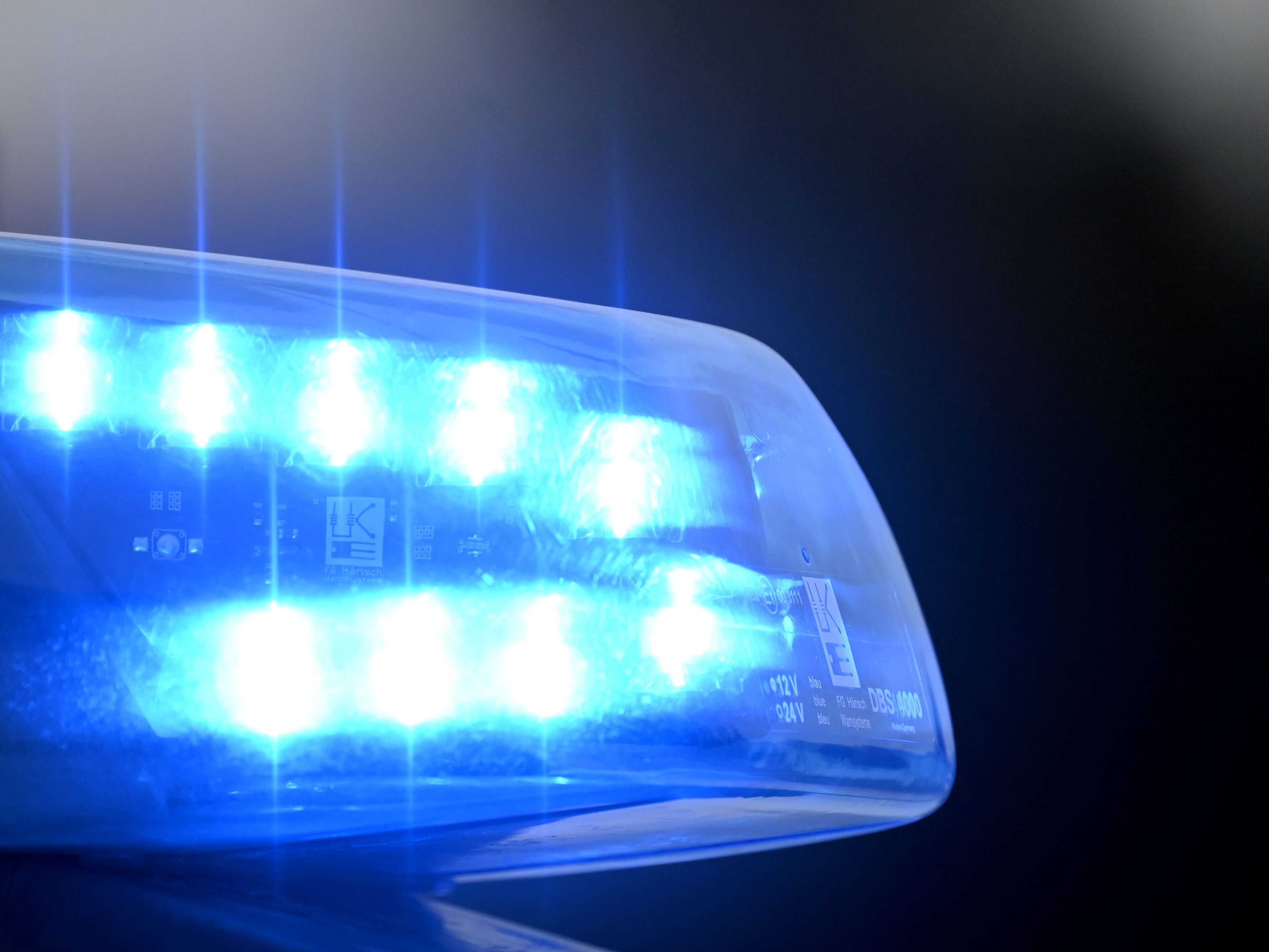 Bei einem Autounfall in Wien-Simmering wurde eine 40-Jährige im Wrack ihres Autos eingeklemmt. Bei einem Autounfall in Wien-Simmering wurde eine 40-Jährige im Wrack ihres Autos eingeklemmt.