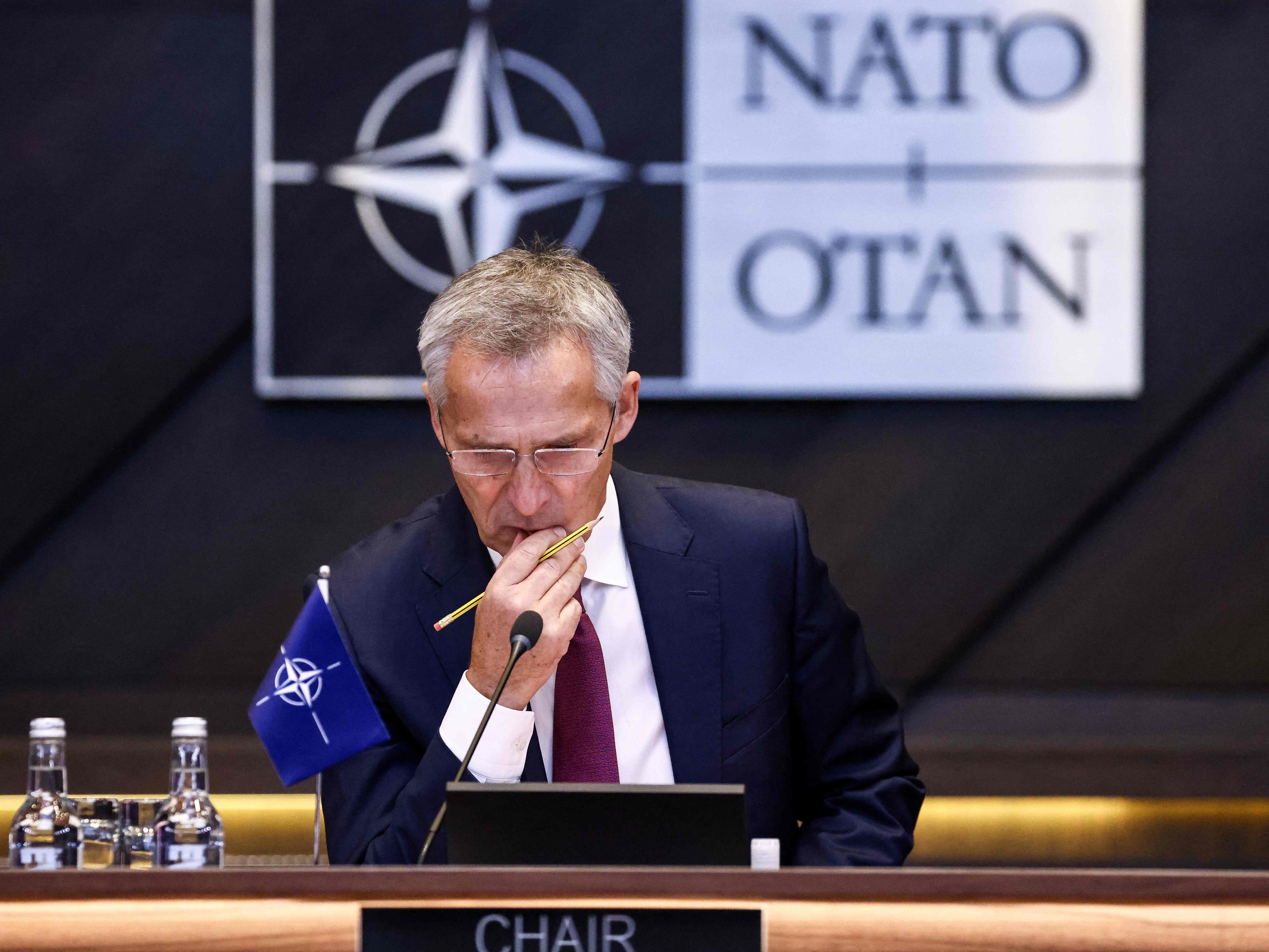 Die NATO bereitete sich bei einem Treffen am Donnerstag auf einen möglichen Einsatz von Atomwaffen durch Russland in der Ukraine vor. Die NATO bereitete sich bei einem Treffen am Donnerstag auf einen möglichen Einsatz von Atomwaffen durch Russland in der Ukraine vor.