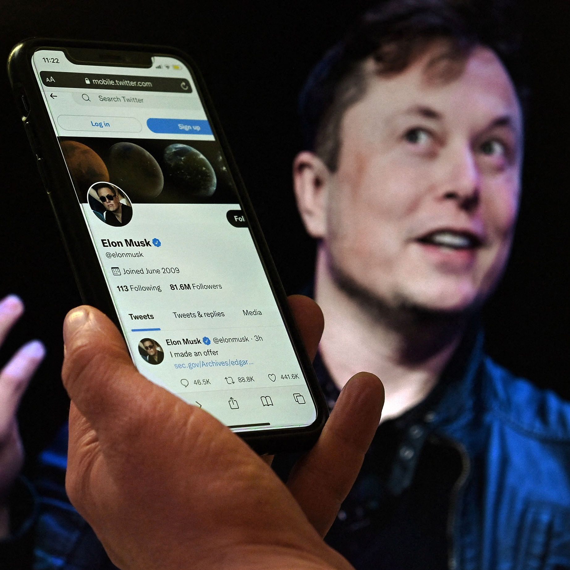 Kaufen oder nicht? Nach monatelangem Hin- und Her ist die Twitter-Übernahme durch Elon Musk nun offiziell.