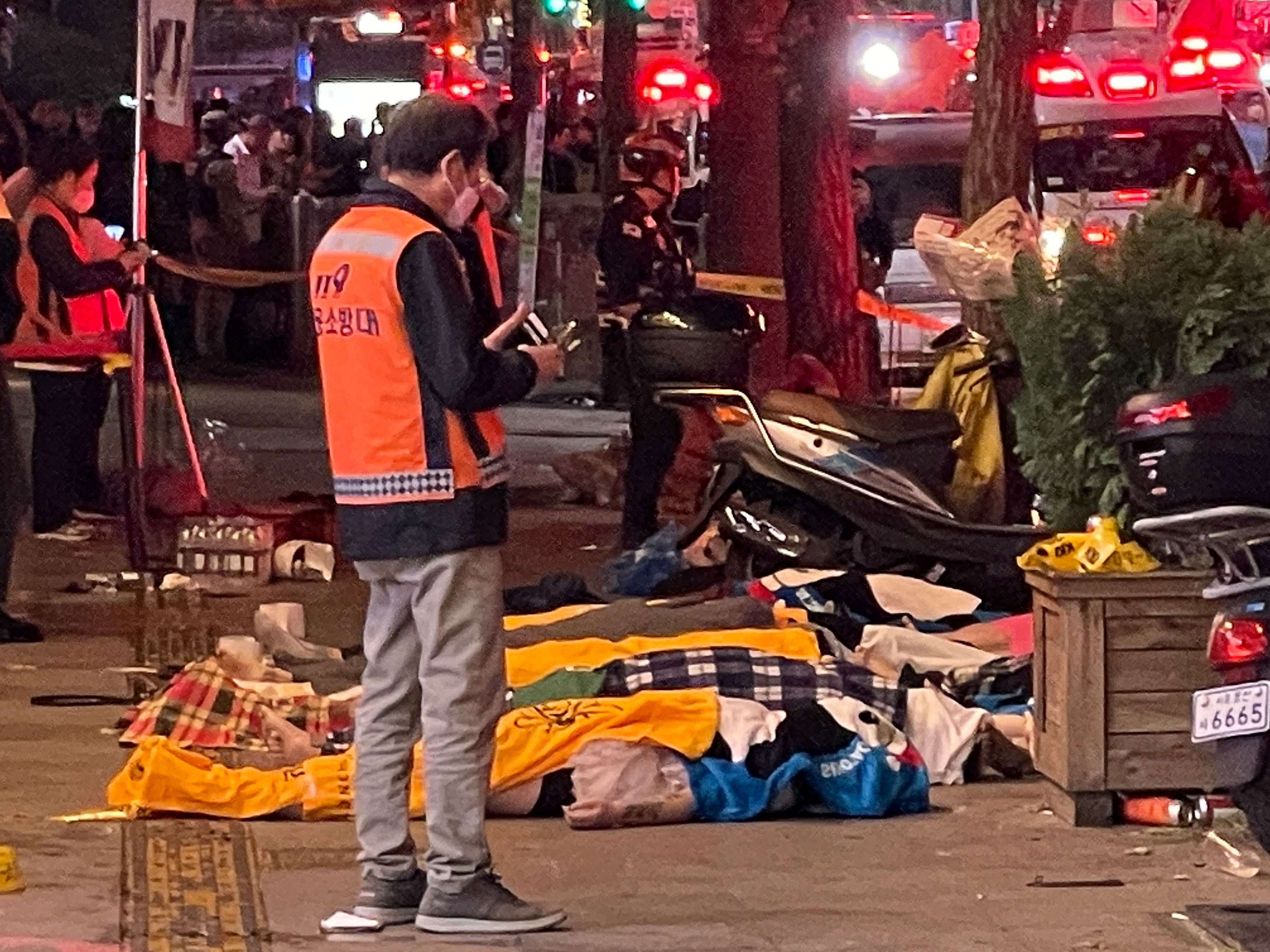 Bei einem Ansturm auf eine Halloween-Feier in Seoul wurden 59 Menschen getötet. Bei einem Ansturm auf eine Halloween-Feier in Seoul wurden 59 Menschen getötet.