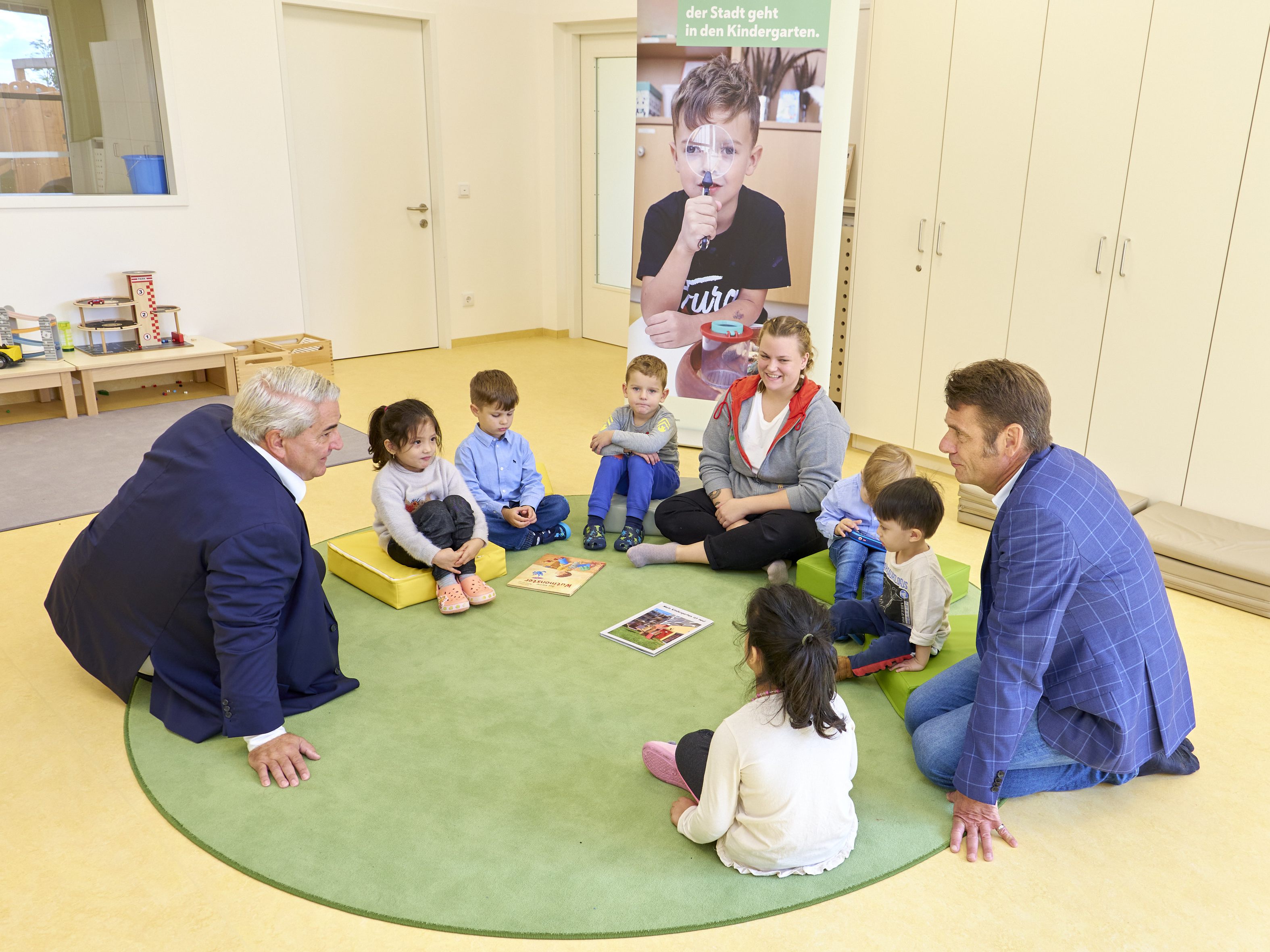 Bezirks-Chef Ernst Nevrivy und Abteilungsleiter-Stellvertreter der Stadt Wien - Kindergärten Kurt Burger besuchten den neuen Kindergarten in der Groß-Enzersdorfer Straße. Bezirks-Chef Ernst Nevrivy und Abteilungsleiter-Stellvertreter der Stadt Wien - Kindergärten Kurt Burger besuchten den neuen Kindergarten in der Groß-Enzersdorfer Straße.