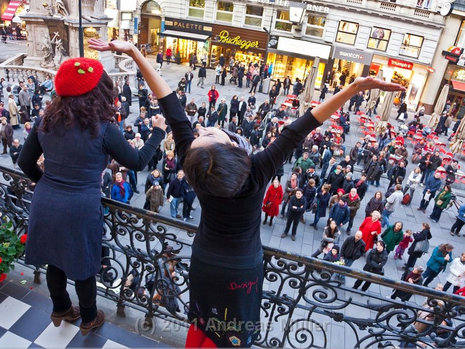Bei der Voice Mania 2022 wird in Wien von den Balkonen gesungen. Bei der Voice Mania 2022 wird in Wien von den Balkonen gesungen.