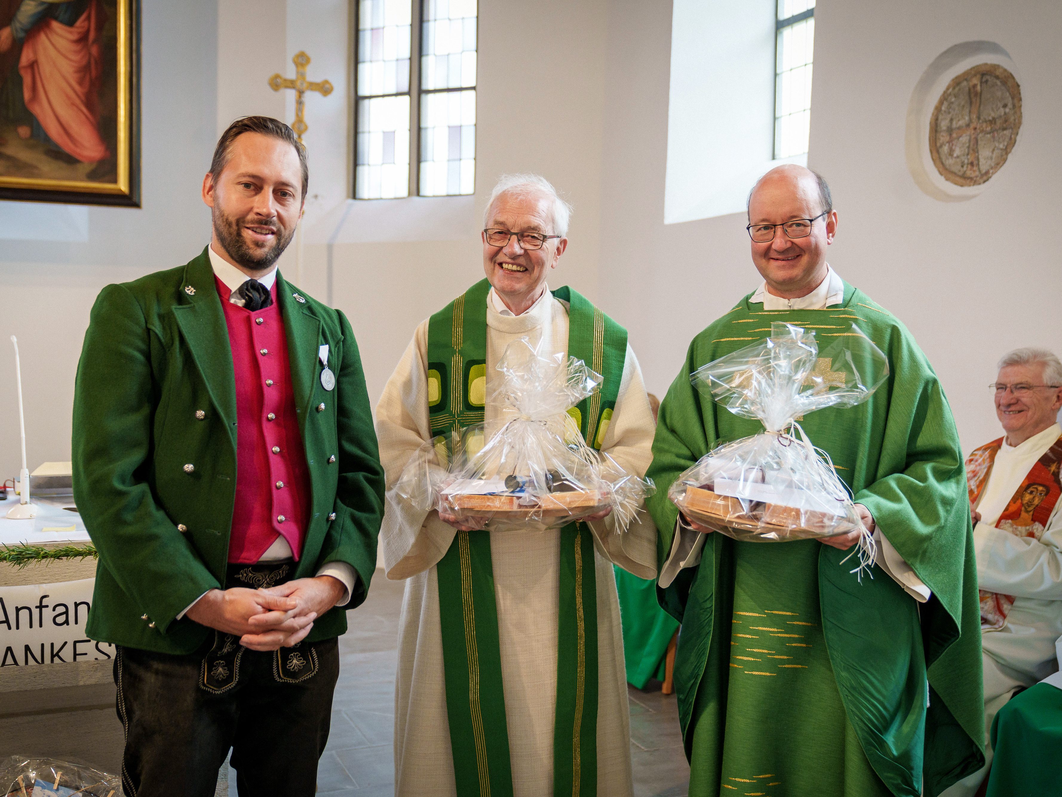 Bürgermeister Ulrich Schmelzenbach mit Pfr. Albert Egender und Dekan Hubert Ratz. Bürgermeister Ulrich Schmelzenbach mit Pfr. Albert Egender und Dekan Hubert Ratz.