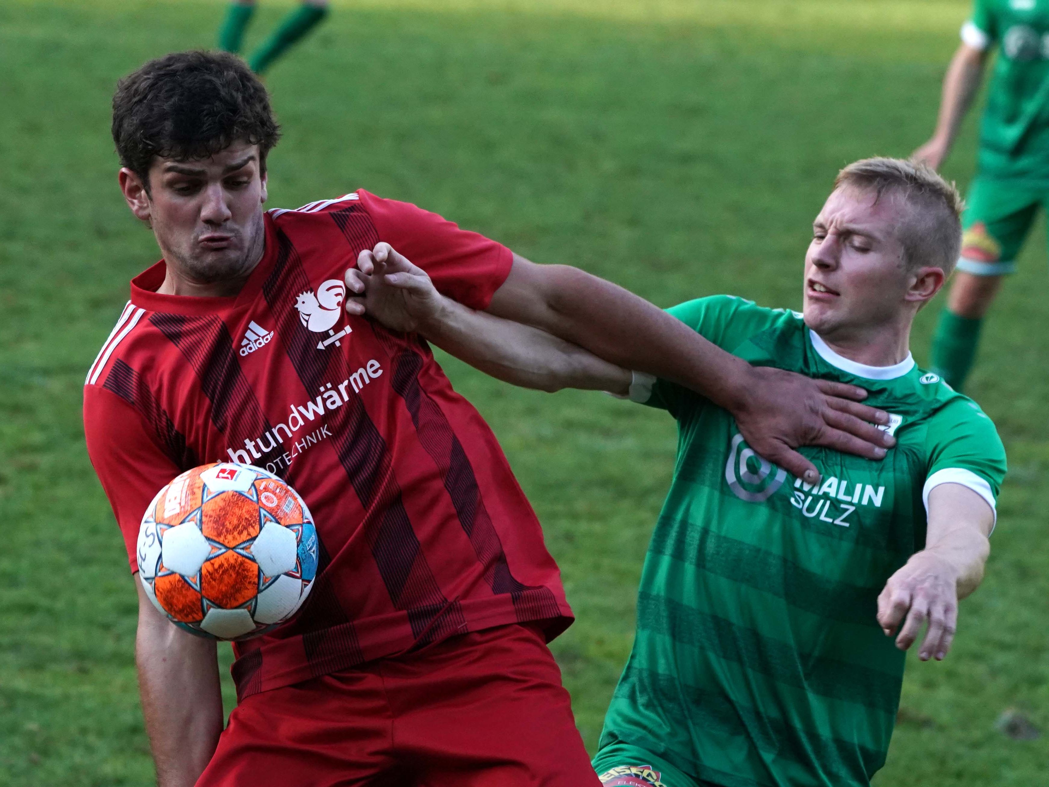 Mathias Kriegl im Zweikampf mit Torjäger Hannes Rinderer