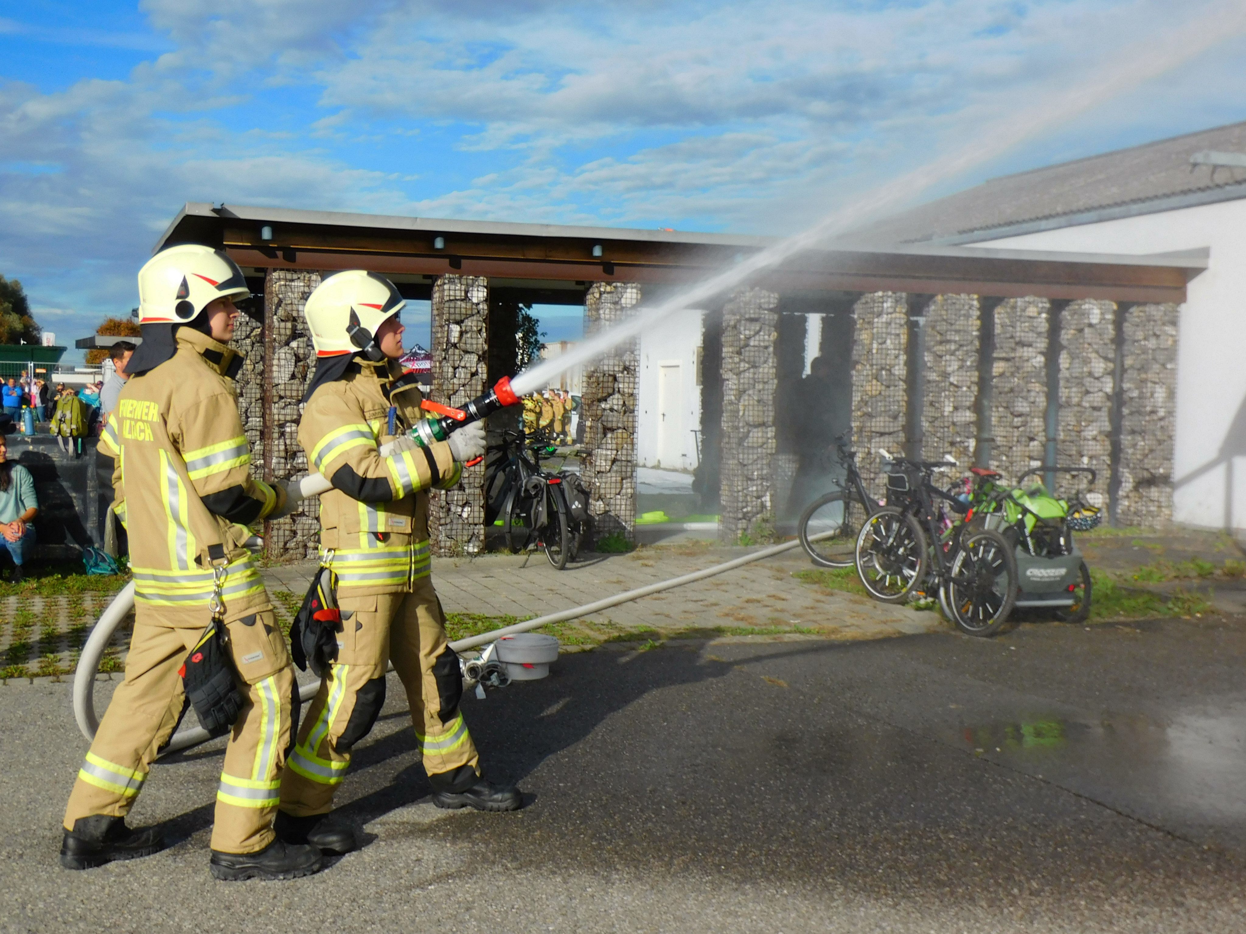 Die Altacher Feuerwehrleute zeigten bei der Herbst-Abschlussübung ihr ganzes Können