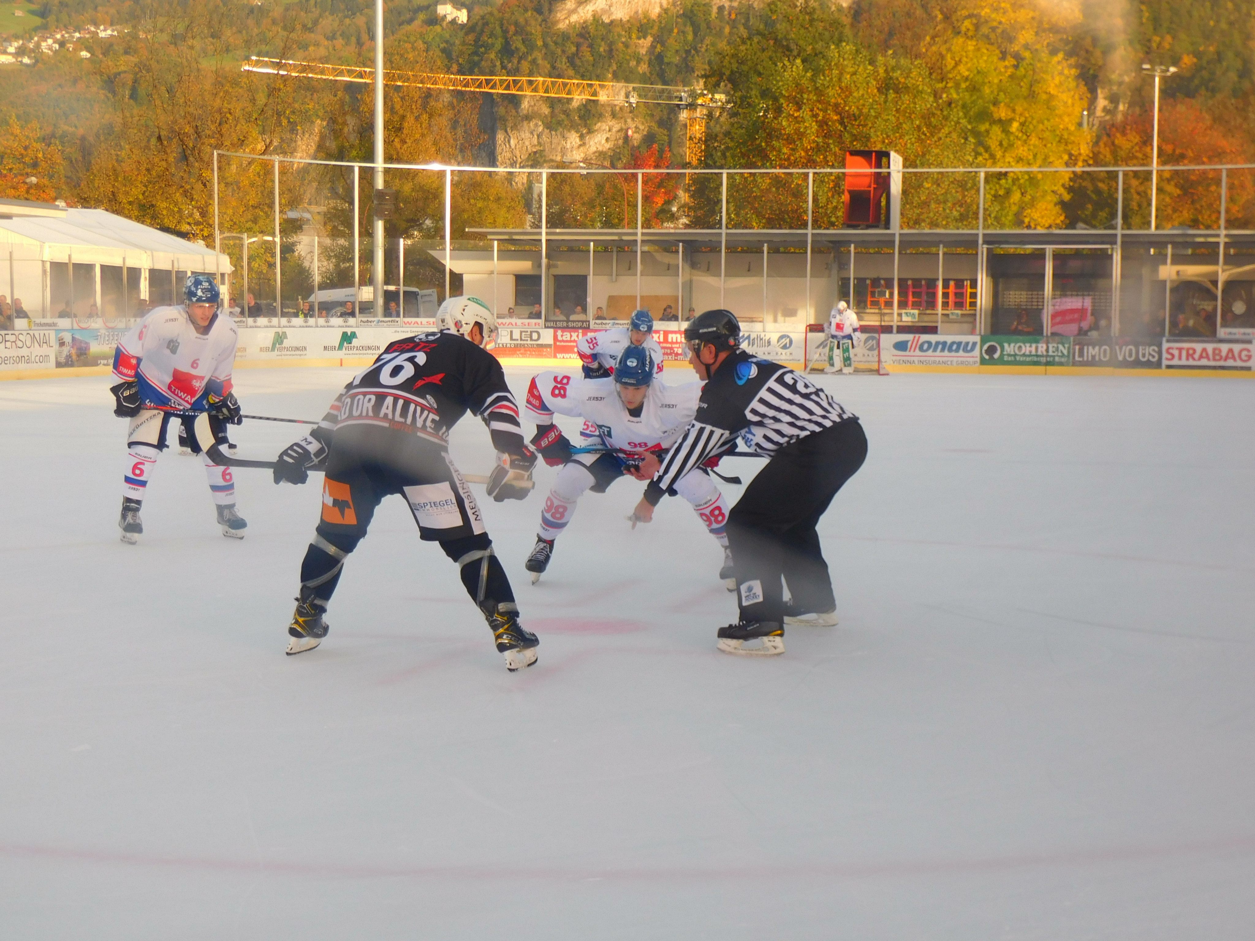 Zum Auftakt in die neue Saison der Ö-Eishockeyliga sicherte sich Hohenems einen souveränen Sieg gegen Innsbruck Zum Auftakt in die neue Saison der Ö-Eishockeyliga sicherte sich Hohenems einen souveränen Sieg gegen Innsbruck