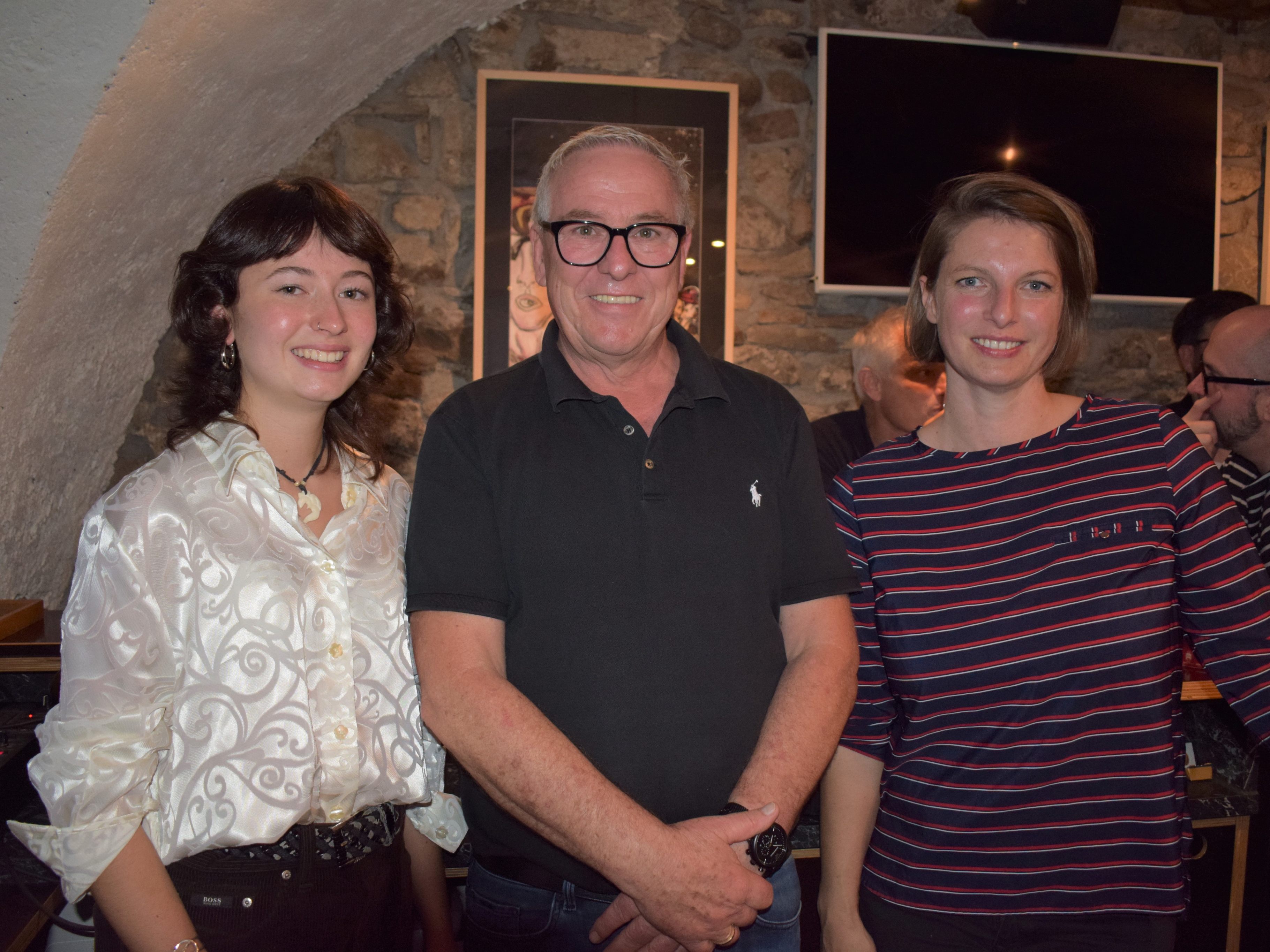 Künstlerin Elena Schertler, Vernissage-Hausherr Klaus Rietzler und Veronika Sutterlüty (Kulturbüro).