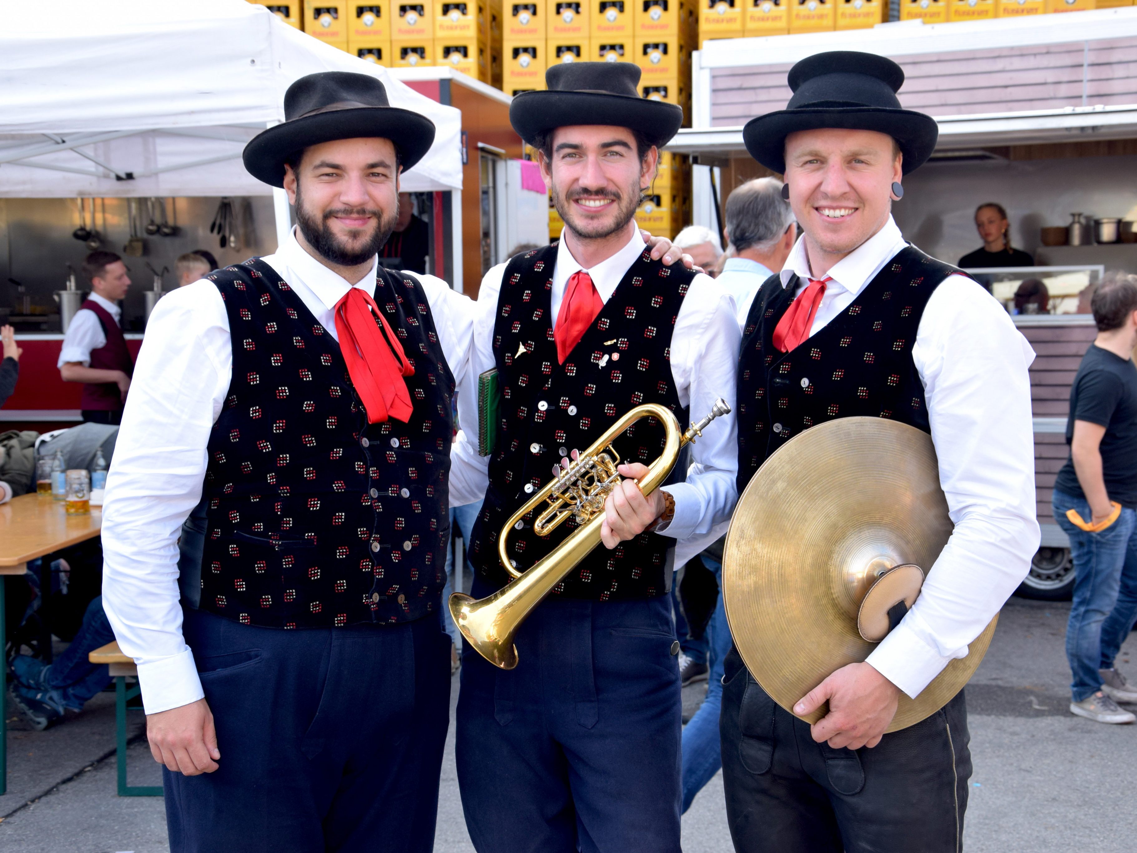 Christoph Hartmann (m.) mit Zweien seiner Kollegen bei der Stadtmusik Bludenz, Kulturstadtrat Cenk Dogan (l.) und Nathanael Maier. Christoph Hartmann (m.) mit Zweien seiner Kollegen bei der Stadtmusik Bludenz, Kulturstadtrat Cenk Dogan (l.) und Nathanael Maier.