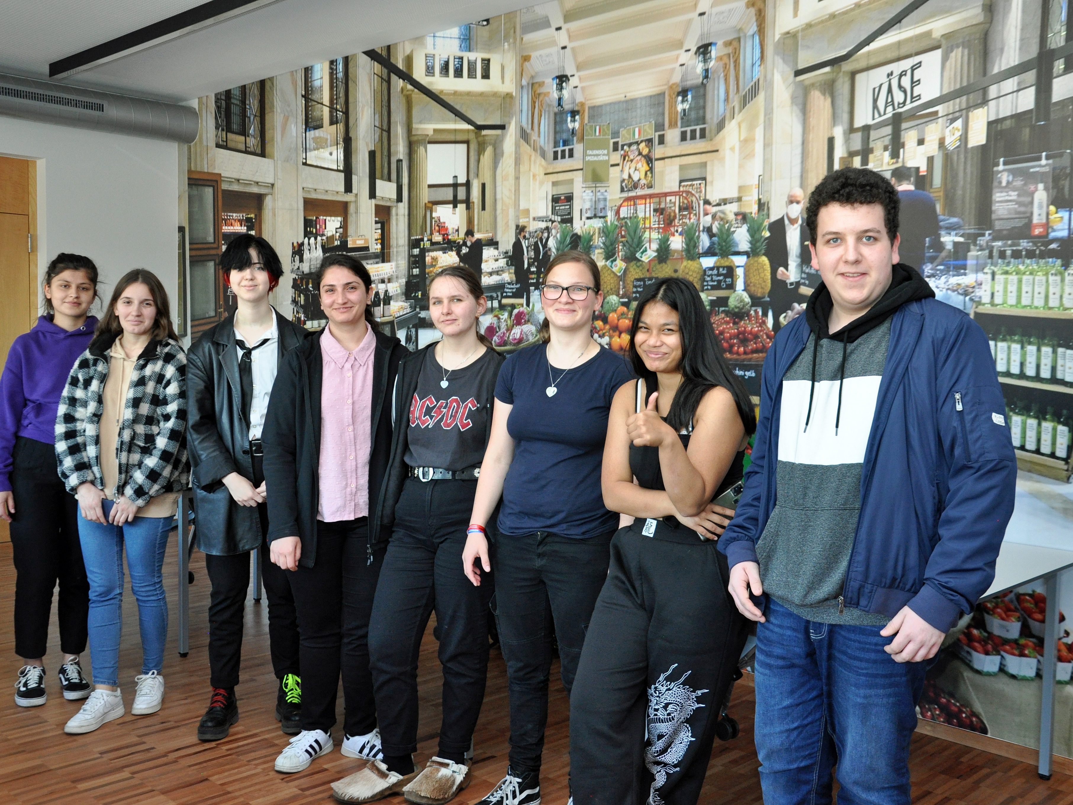 Die Schüler der LBS Dornbirn 2 freuten sich, viele Besucher durch den neuen Campus zu führen.